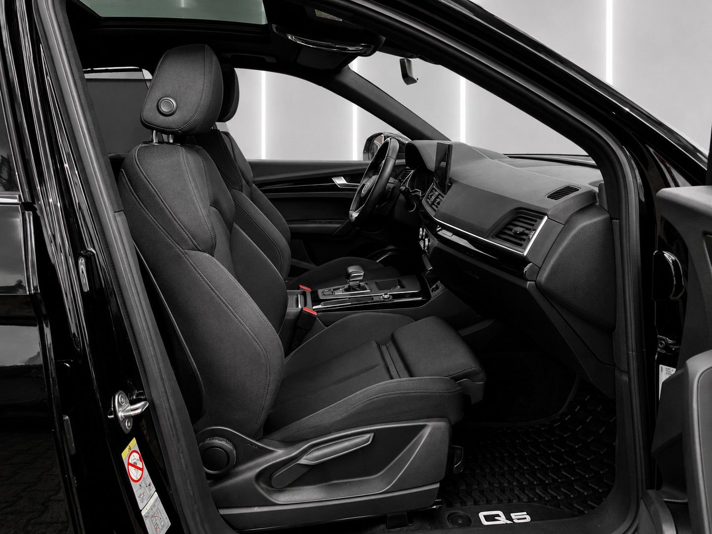 Fahrzeugabbildung Audi Q5 40 TFSI quattro S line *Black-Style*Pano*AHK* - mit KI generiert/bearbeitet