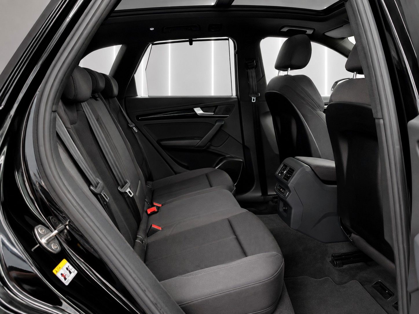 Fahrzeugabbildung Audi Q5 40 TFSI quattro S line *Black-Style*Pano*AHK* - mit KI generiert/bearbeitet