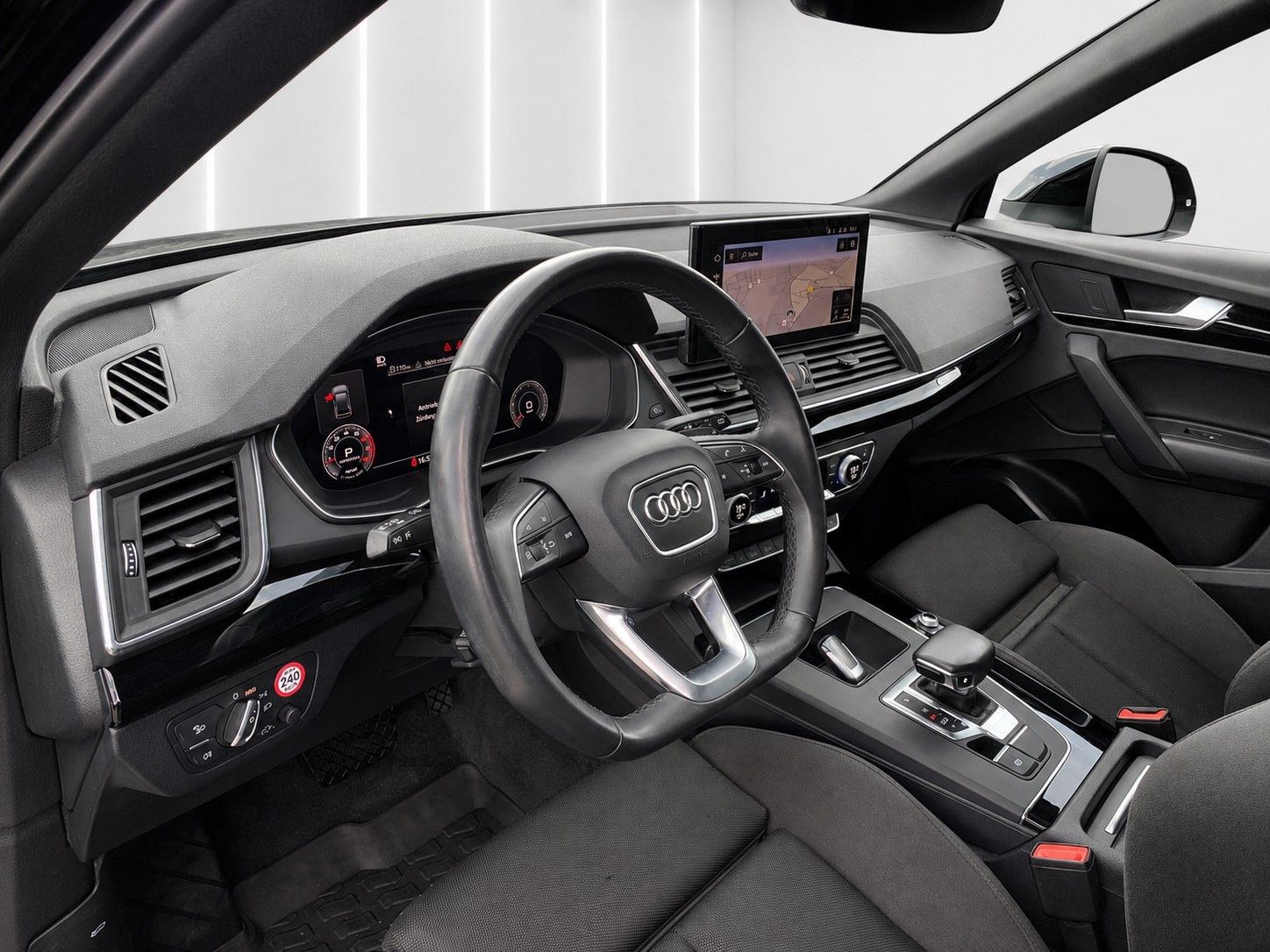 Fahrzeugabbildung Audi Q5 40 TFSI quattro S line *Black-Style*Pano*AHK* - mit KI generiert/bearbeitet