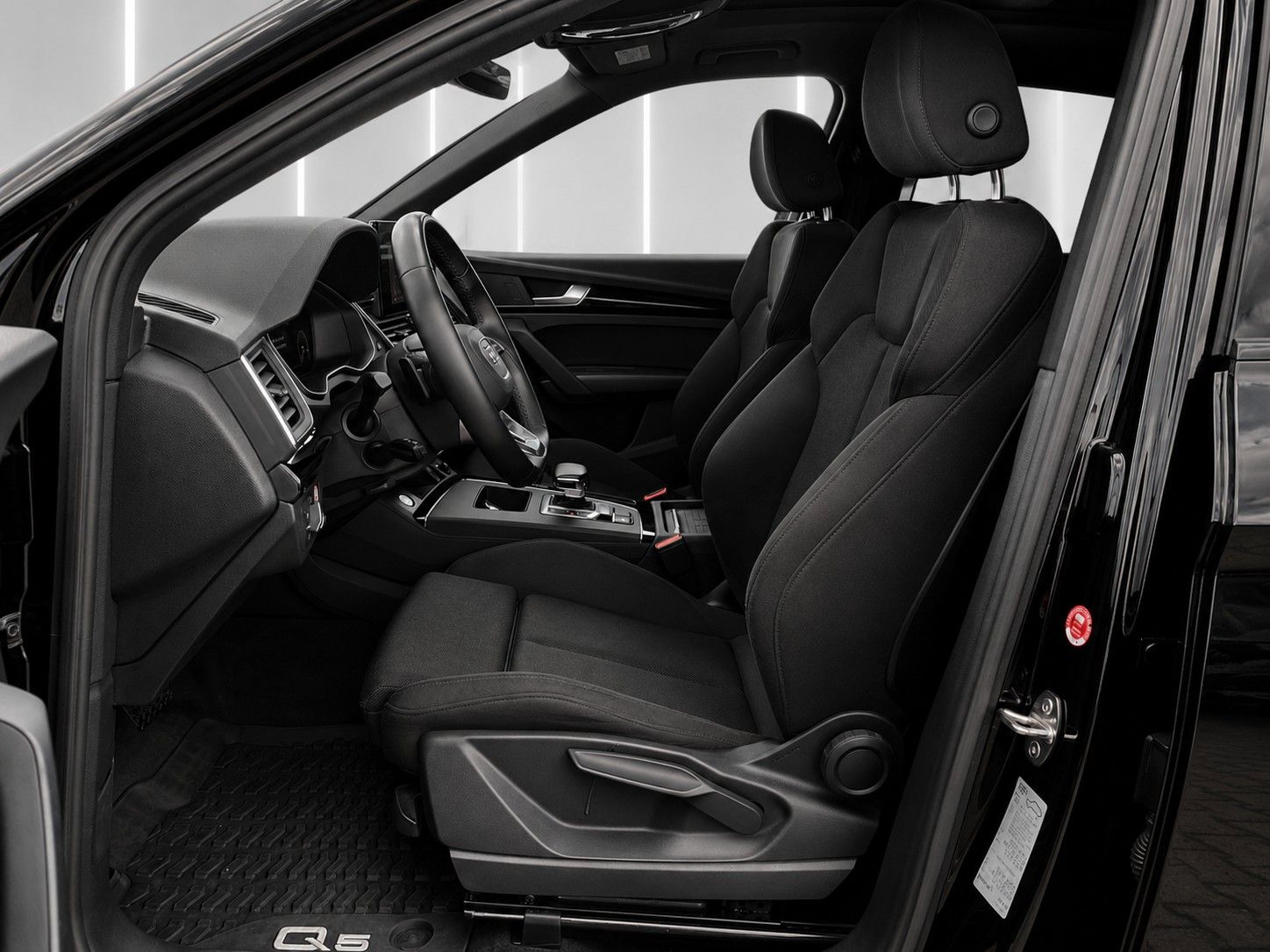 Fahrzeugabbildung Audi Q5 40 TFSI quattro S line *Black-Style*Pano*AHK* - mit KI generiert/bearbeitet