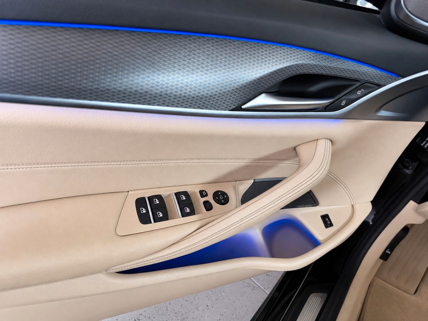 Fahrzeugabbildung BMW 520d xDrive M Sport *Shadow-Line*Soft-Close*LED - mit KI generiert/bearbeitet