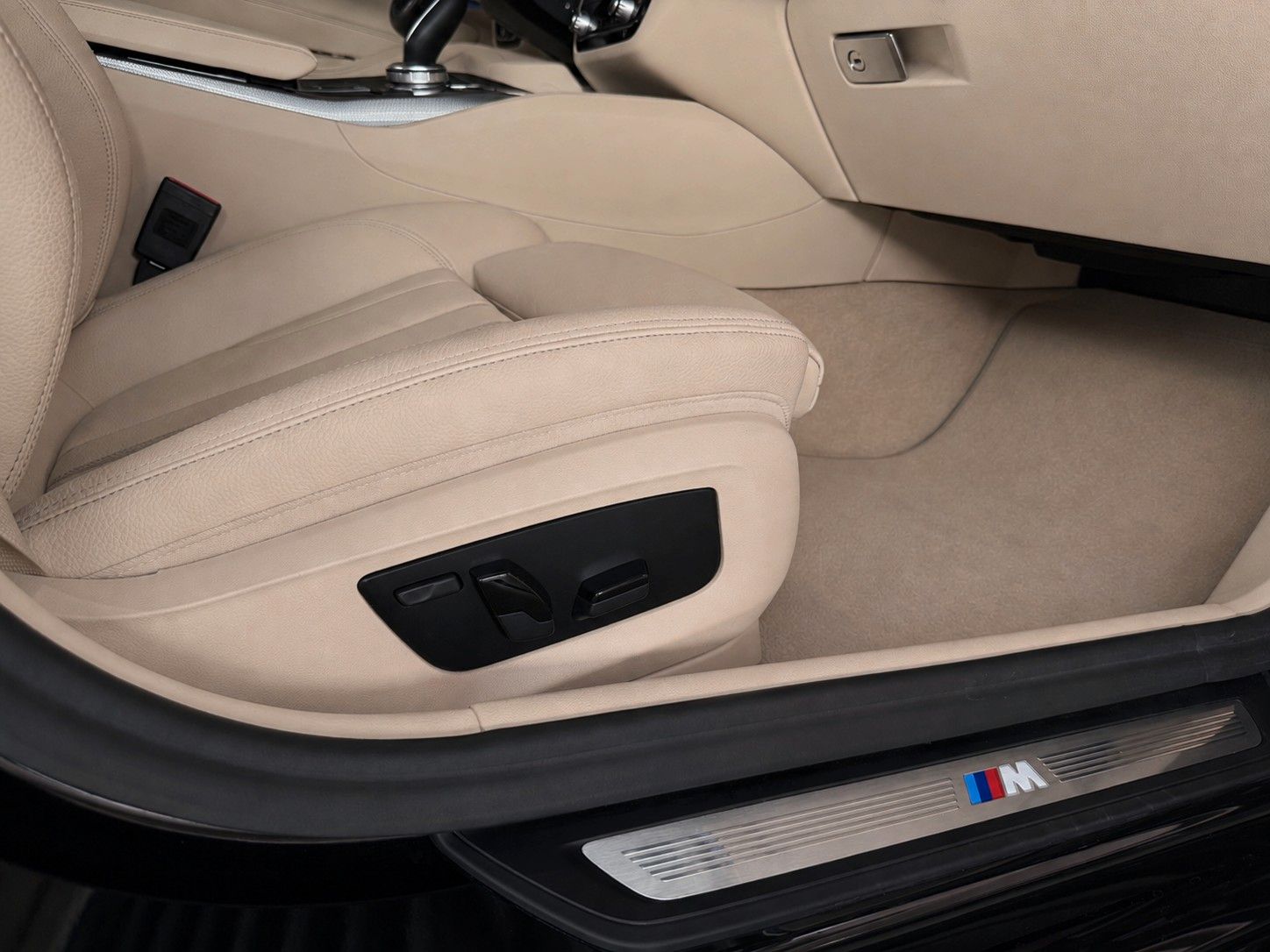 Fahrzeugabbildung BMW 520d xDrive M Sport *Shadow-Line*Soft-Close*LED - mit KI generiert/bearbeitet