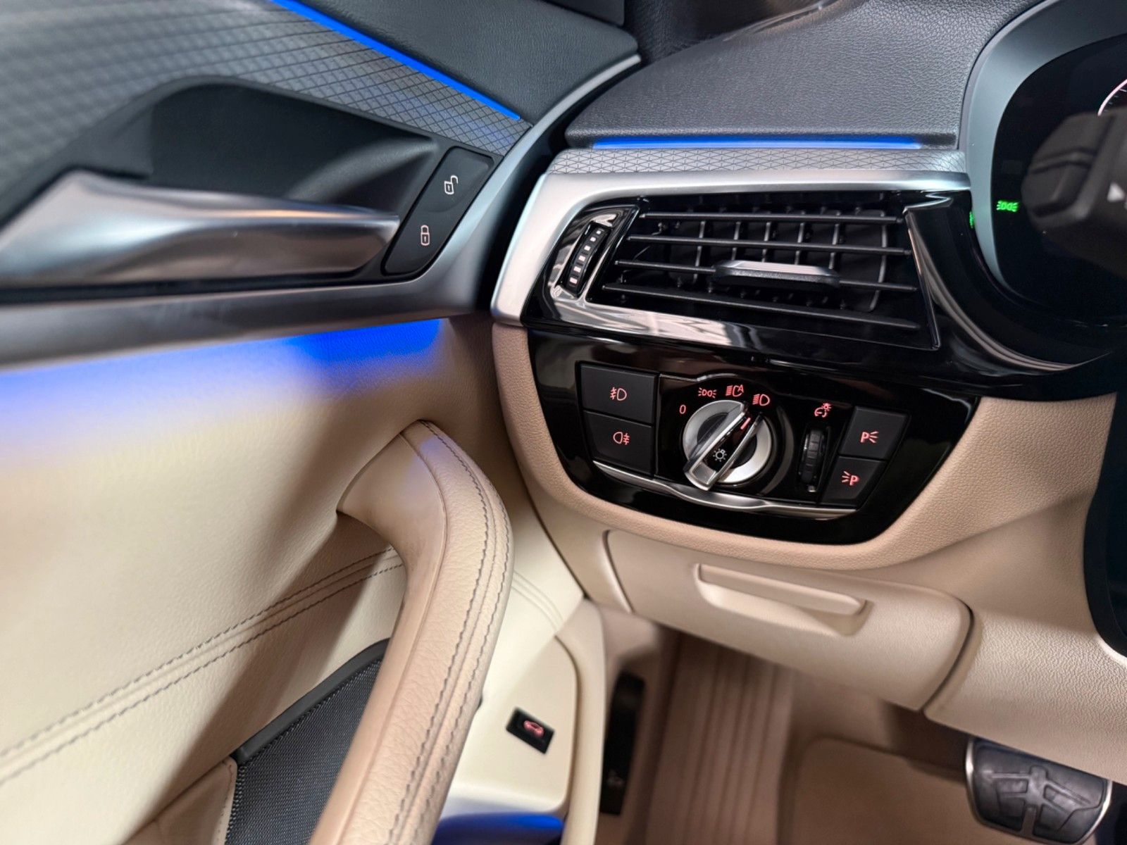 Fahrzeugabbildung BMW 520d xDrive M Sport *Shadow-Line*Soft-Close*LED - mit KI generiert/bearbeitet