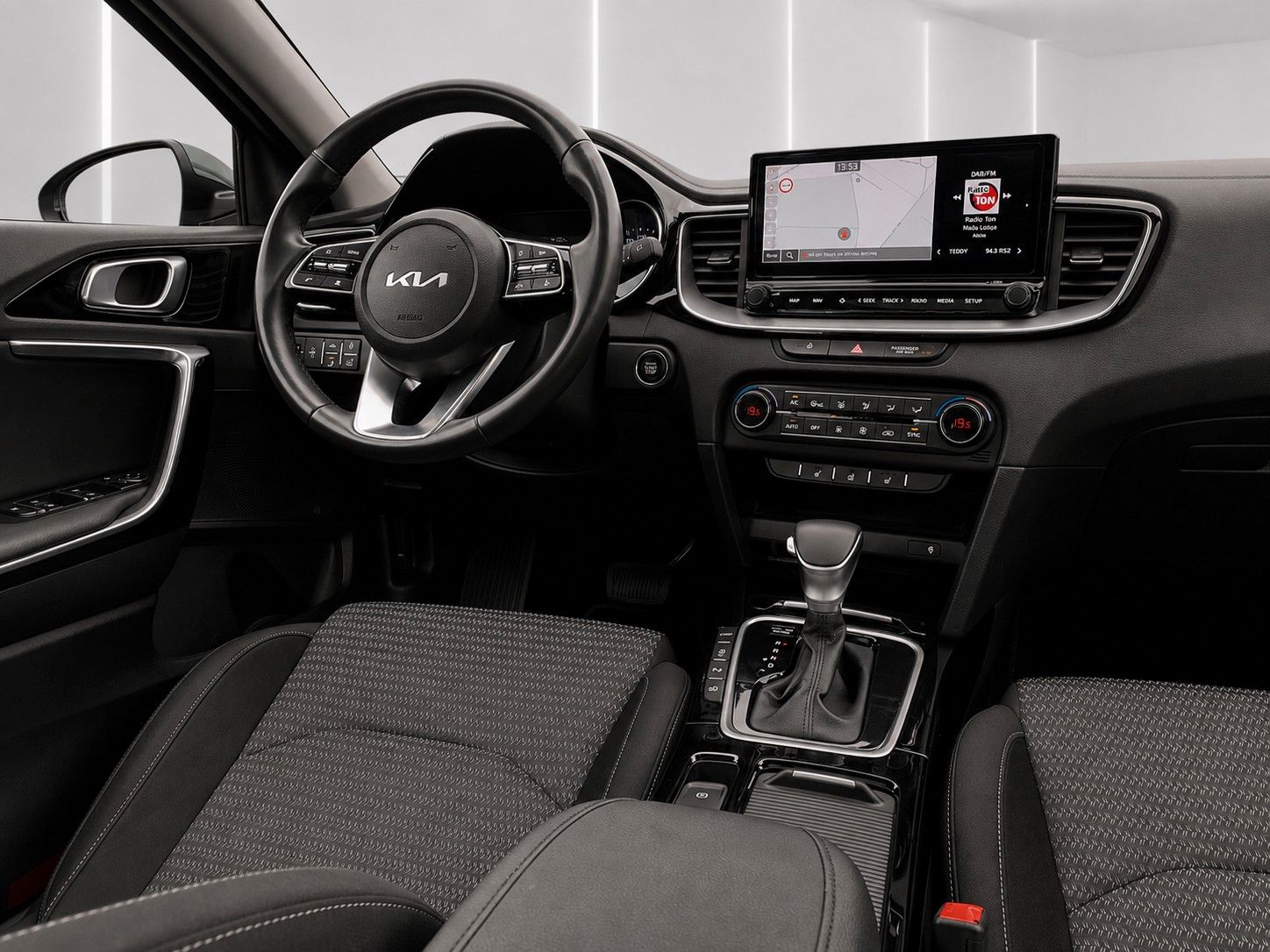 Fahrzeugabbildung Kia Ceed SW 1.5 T-GDI DCT7 Platinum *LED*JBL*Kamera* - mit KI generiert/bearbeitet