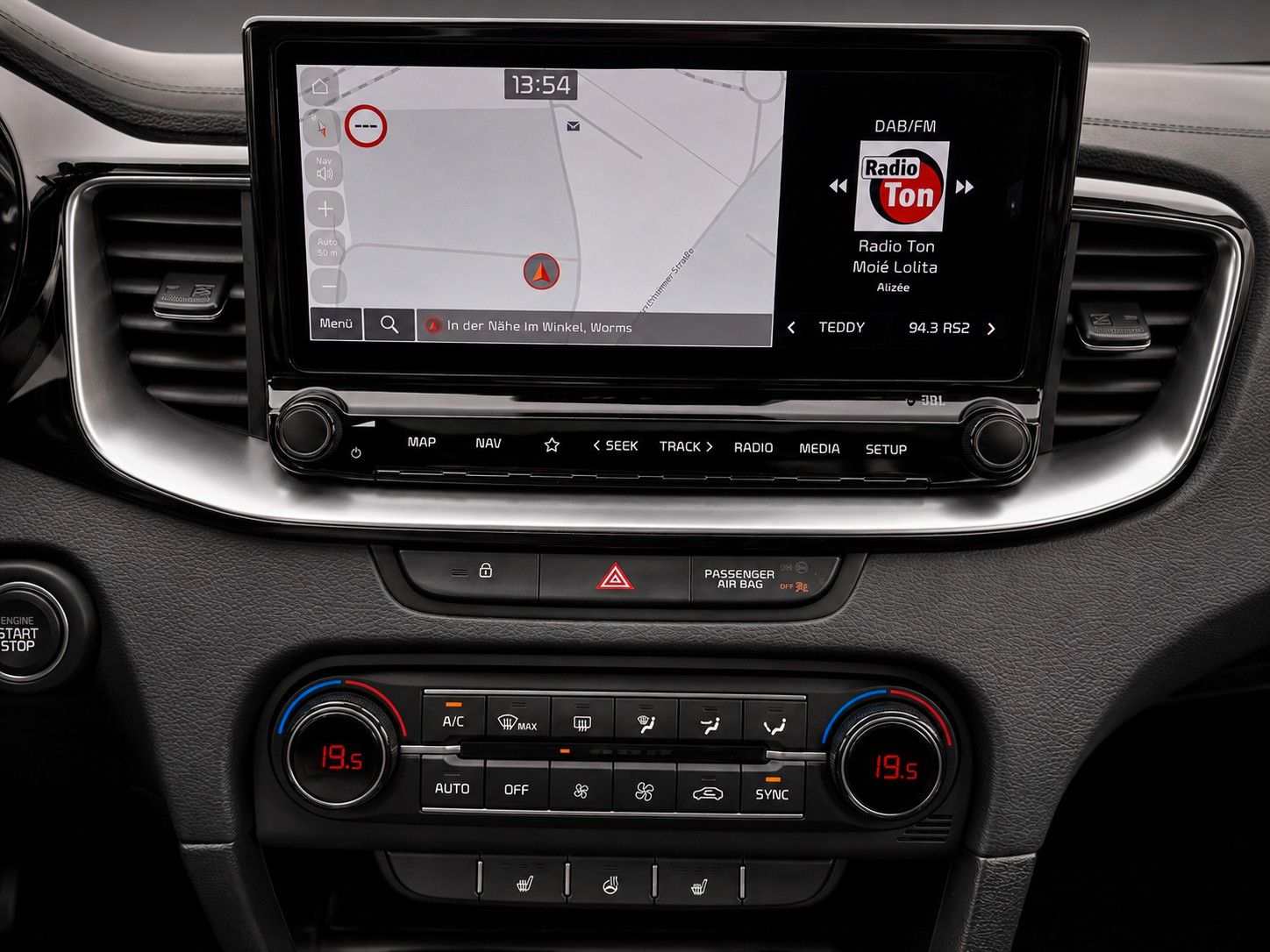 Fahrzeugabbildung Kia Ceed SW 1.5 T-GDI DCT7 Platinum *LED*JBL*Kamera* - mit KI generiert/bearbeitet