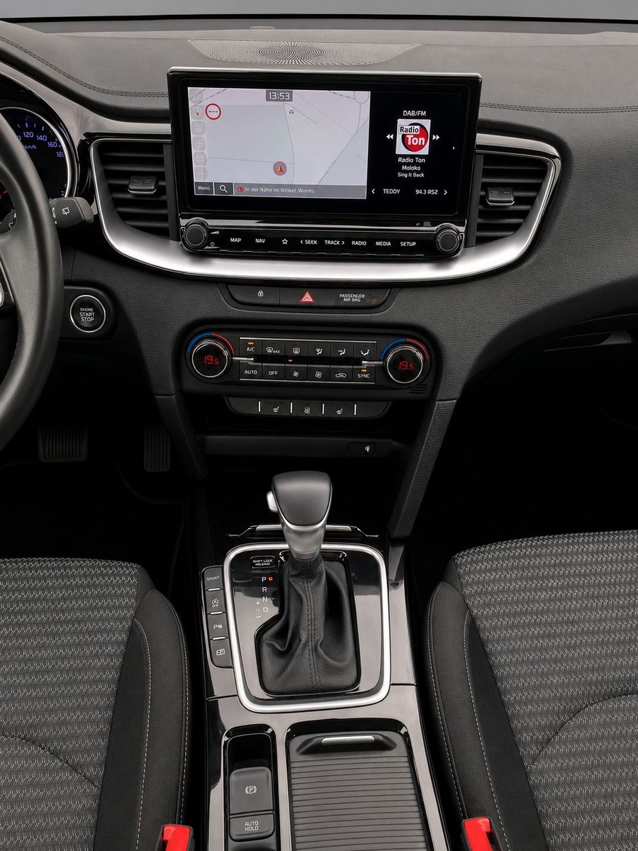 Fahrzeugabbildung Kia Ceed SW 1.5 T-GDI DCT7 Platinum *LED*JBL*Kamera* - mit KI generiert/bearbeitet