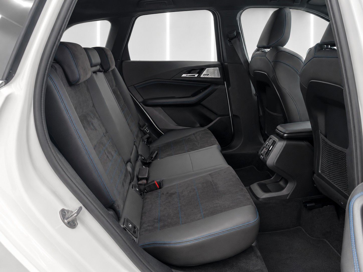 Fahrzeugabbildung BMW 218i Active Tourer Aut. M Sport *LED*AHK*KEYLESS - mit KI generiert/bearbeitet