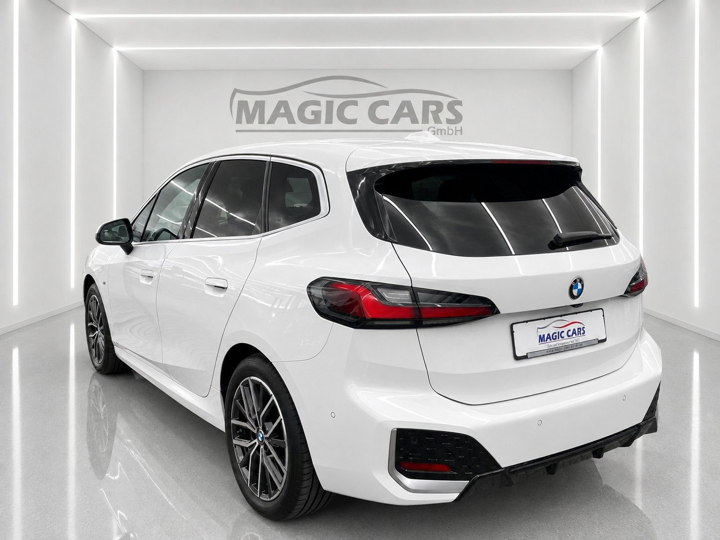 Fahrzeugabbildung BMW 218i Active Tourer Aut. M Sport *LED*AHK*KEYLESS - mit KI generiert/bearbeitet