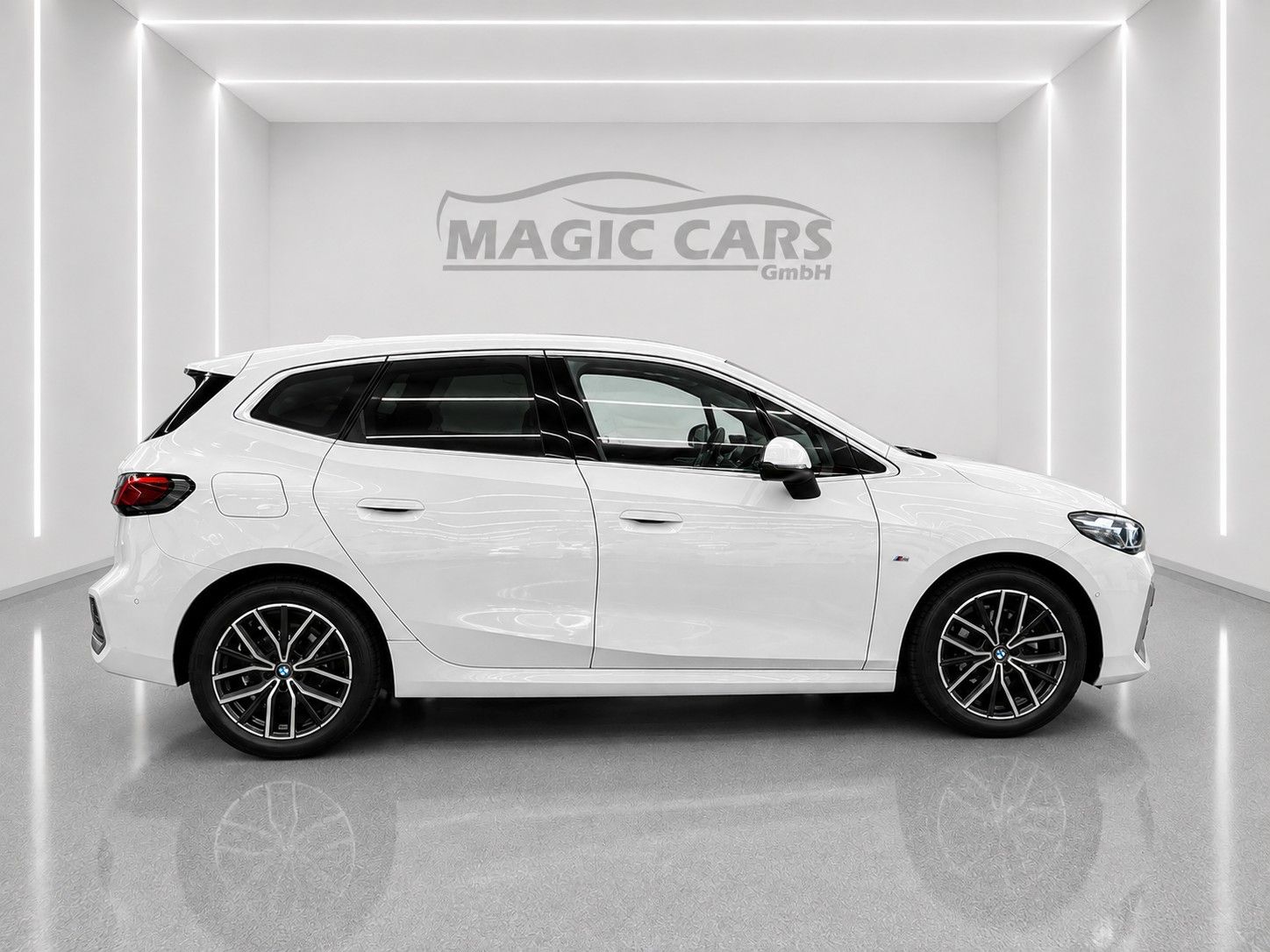 Fahrzeugabbildung BMW 218i Active Tourer Aut. M Sport *LED*AHK*KEYLESS - mit KI generiert/bearbeitet
