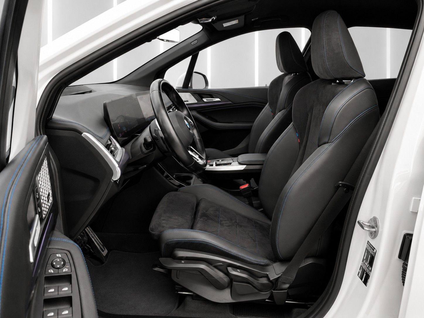 Fahrzeugabbildung BMW 218i Active Tourer Aut. M Sport *LED*AHK*KEYLESS - mit KI generiert/bearbeitet