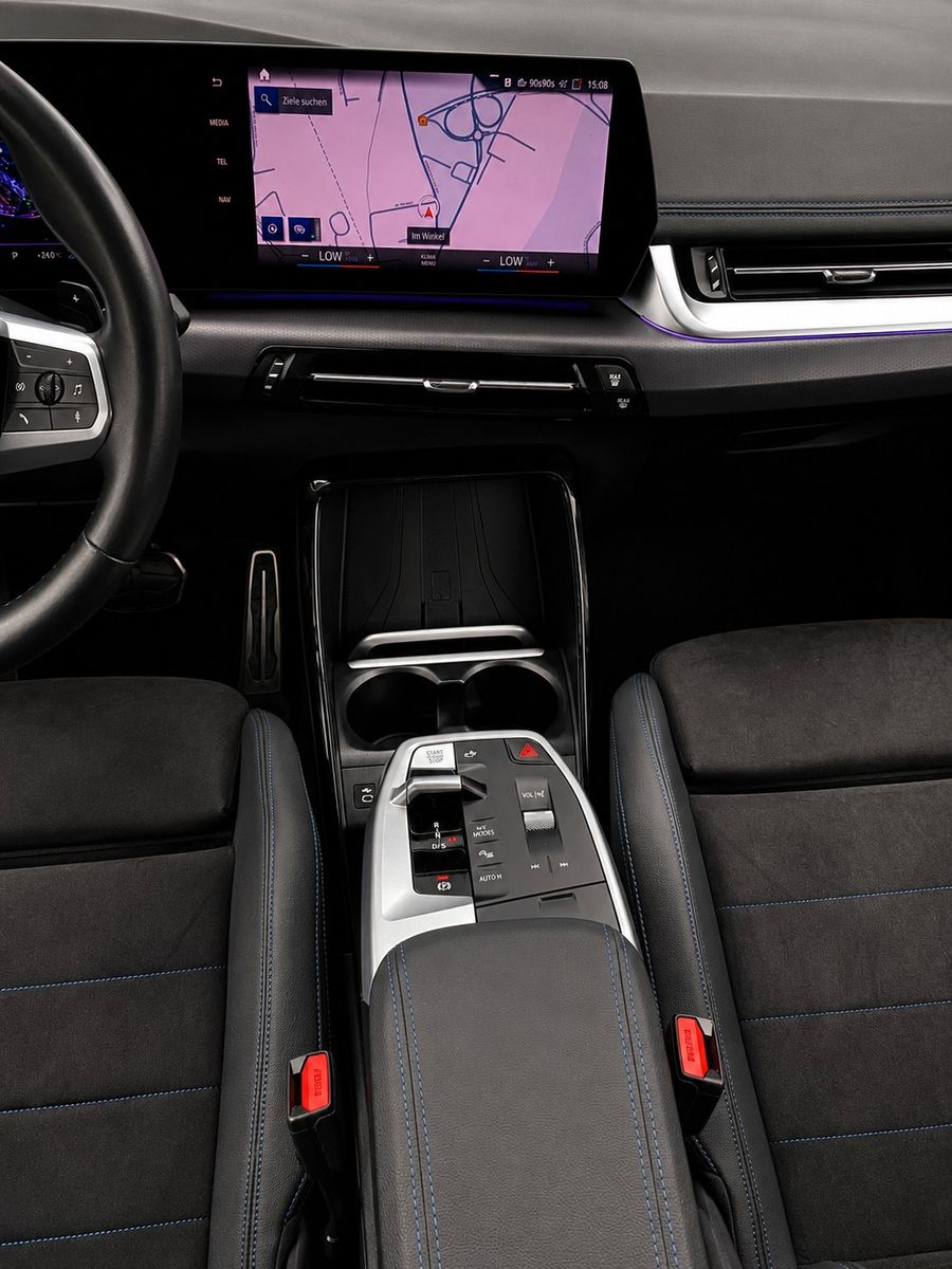Fahrzeugabbildung BMW 218i Active Tourer Aut. M Sport *LED*AHK*KEYLESS - mit KI generiert/bearbeitet