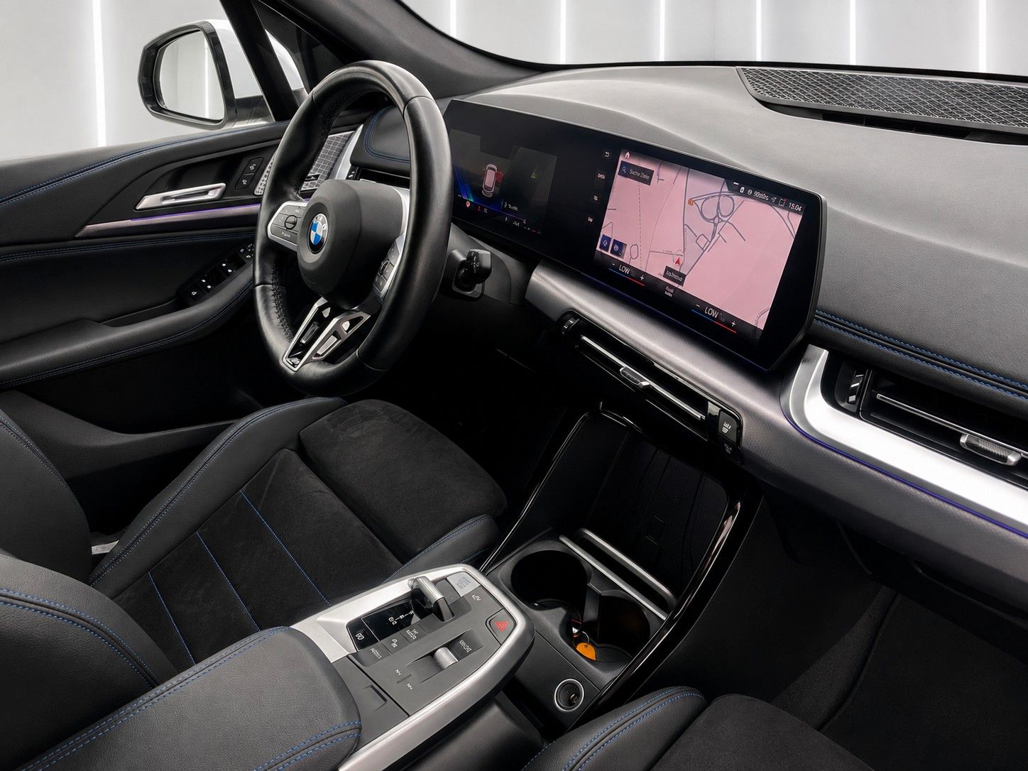 Fahrzeugabbildung BMW 218i Active Tourer Aut. M Sport *LED*AHK*KEYLESS - mit KI generiert/bearbeitet