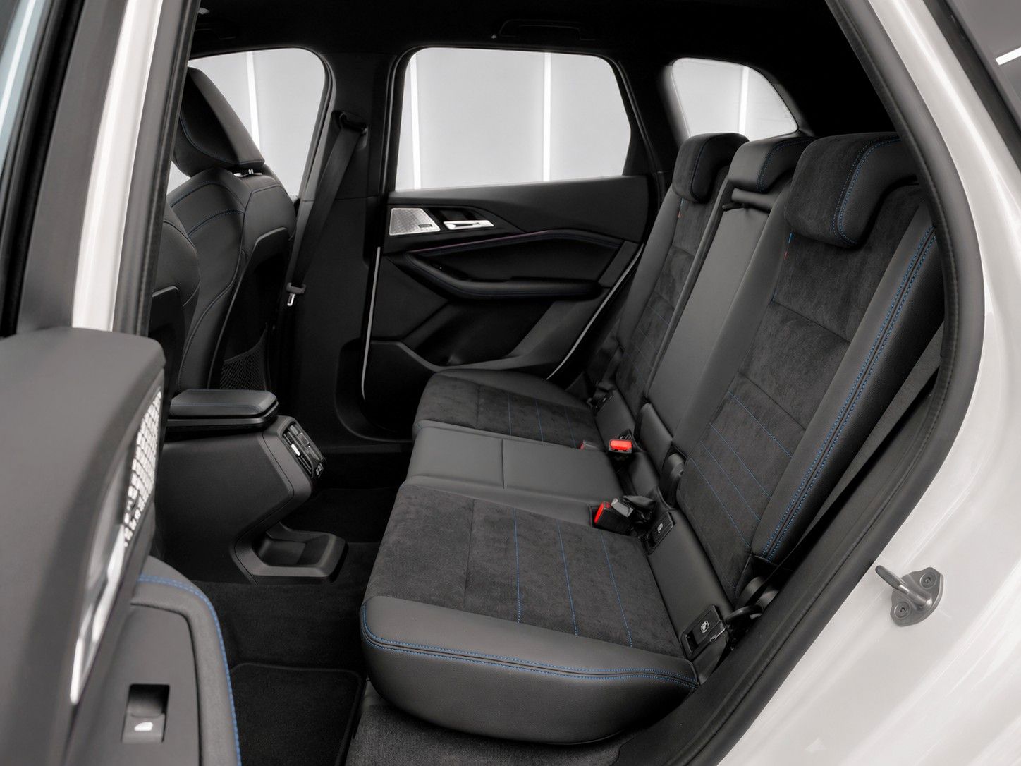 Fahrzeugabbildung BMW 218i Active Tourer Aut. M Sport *LED*AHK*KEYLESS - mit KI generiert/bearbeitet