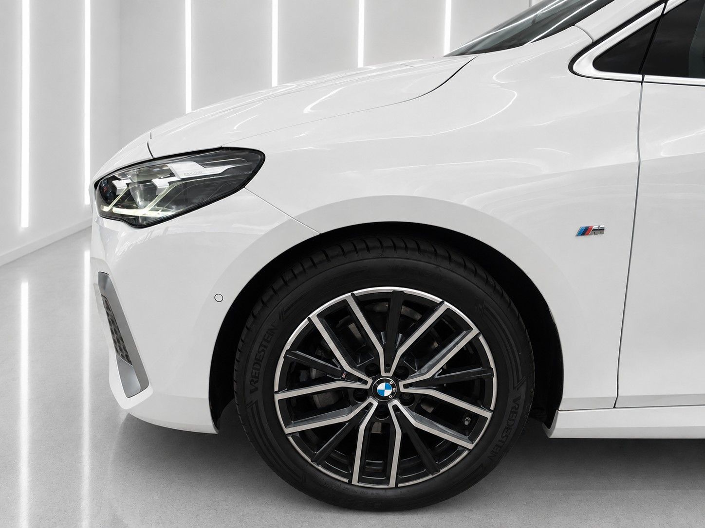 Fahrzeugabbildung BMW 218i Active Tourer Aut. M Sport *LED*AHK*KEYLESS - mit KI generiert/bearbeitet