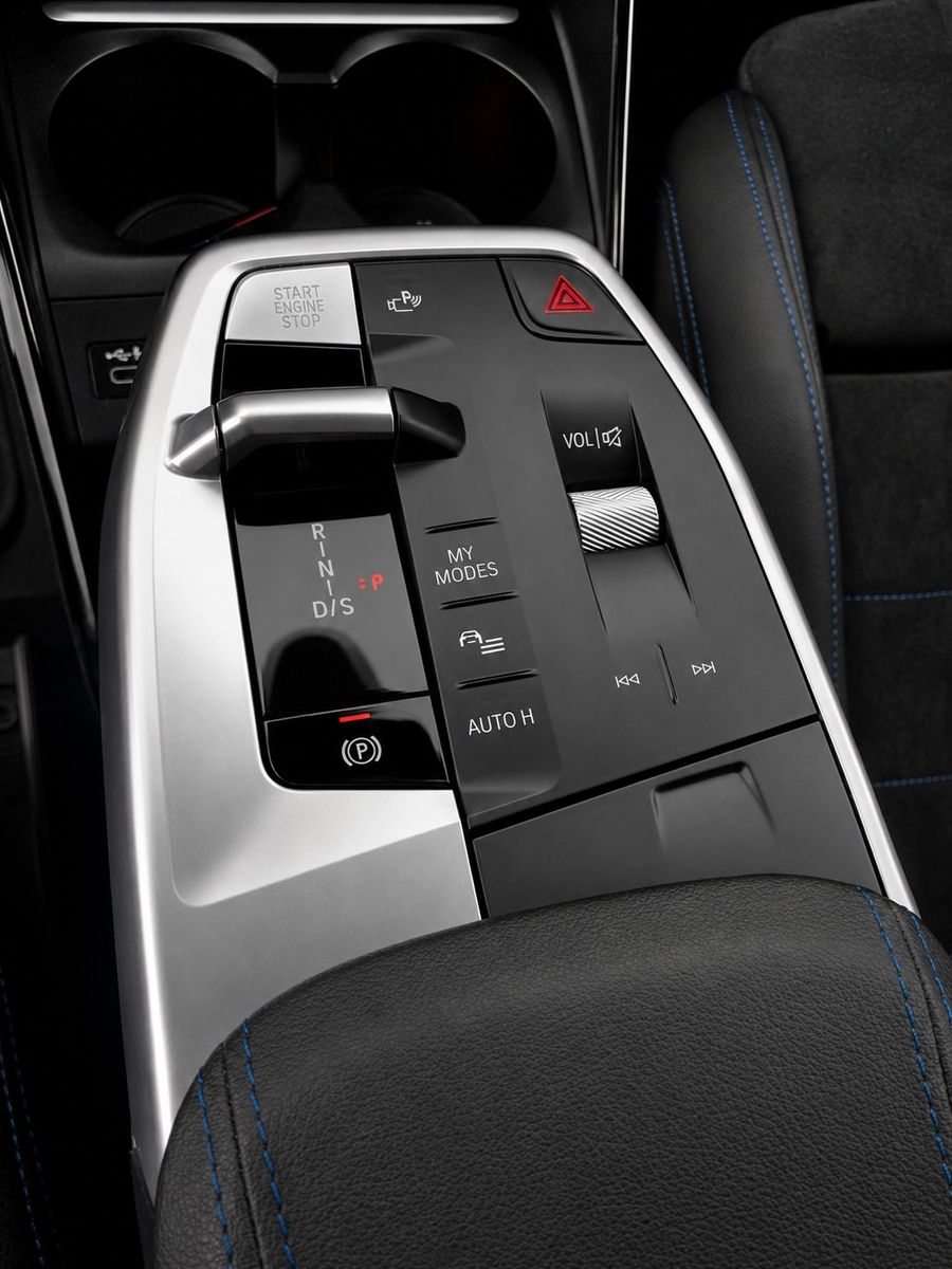 Fahrzeugabbildung BMW 218i Active Tourer Aut. M Sport *LED*AHK*KEYLESS - mit KI generiert/bearbeitet