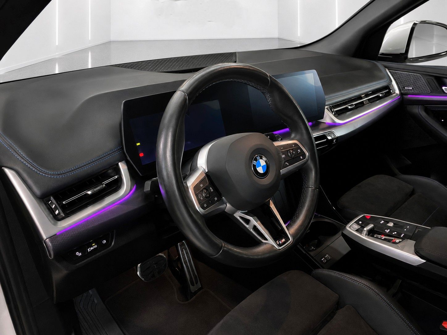 Fahrzeugabbildung BMW 218i Active Tourer Aut. M Sport *LED*AHK*KEYLESS - mit KI generiert/bearbeitet