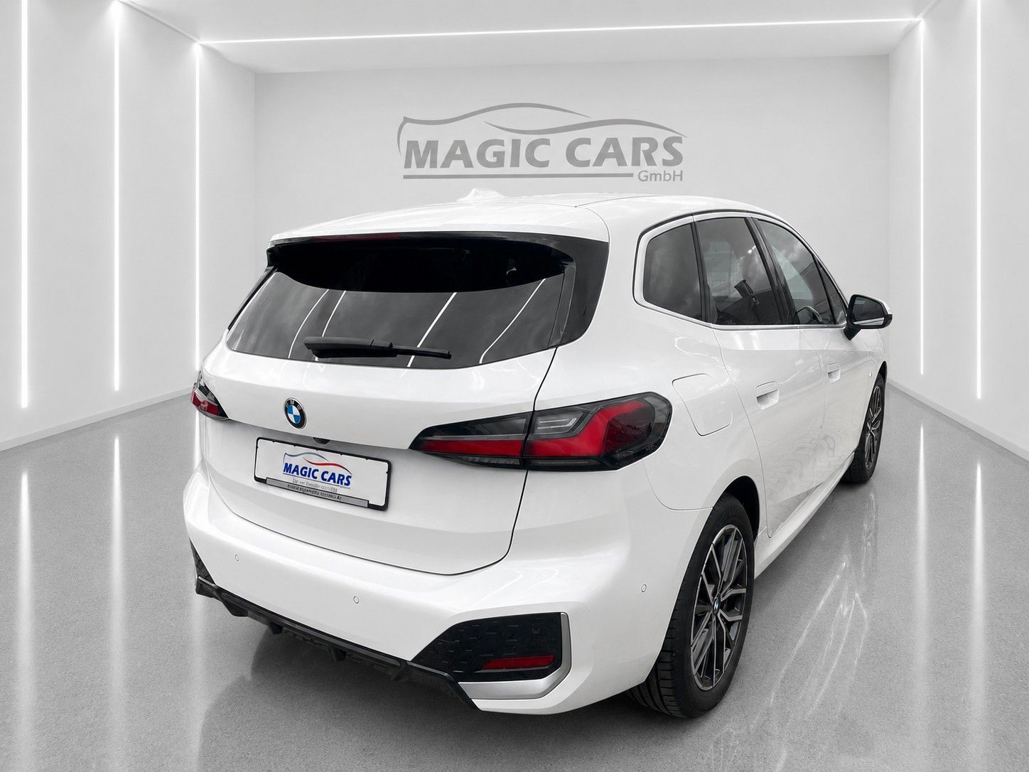 Fahrzeugabbildung BMW 218i Active Tourer Aut. M Sport *LED*AHK*KEYLESS - mit KI generiert/bearbeitet