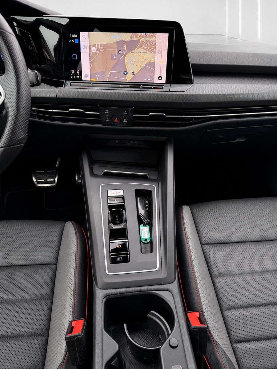 Fahrzeugabbildung Volkswagen Golf VIII Lim. GTI*Black Style*Leder*Memory*H&K* - mit KI generiert/bearbeitet