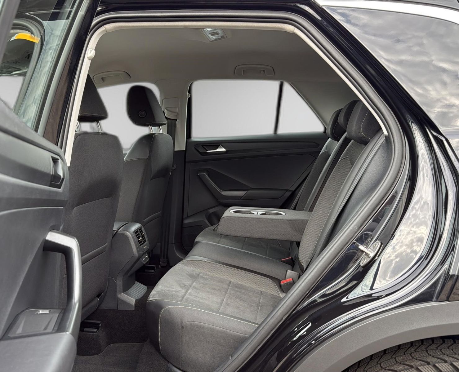 Fahrzeugabbildung Volkswagen T-Roc Style 4Motion*Standheizung*Drive*IQ LED* - mit KI generiert/bearbeitet