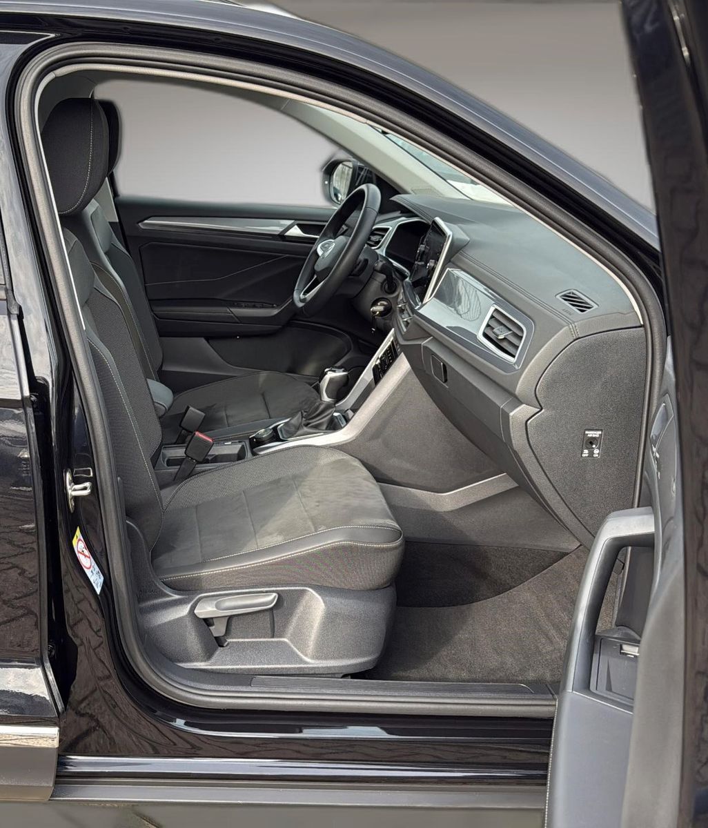 Fahrzeugabbildung Volkswagen T-Roc Style 4Motion*Standheizung*Drive*IQ LED* - mit KI generiert/bearbeitet