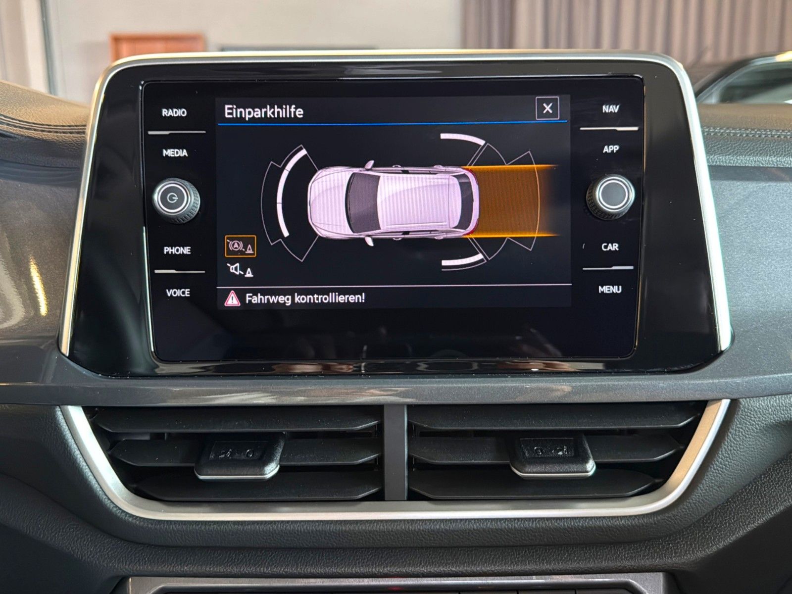 Fahrzeugabbildung Volkswagen T-Roc Style 4Motion*Standheizung*Drive*IQ LED* - mit KI generiert/bearbeitet