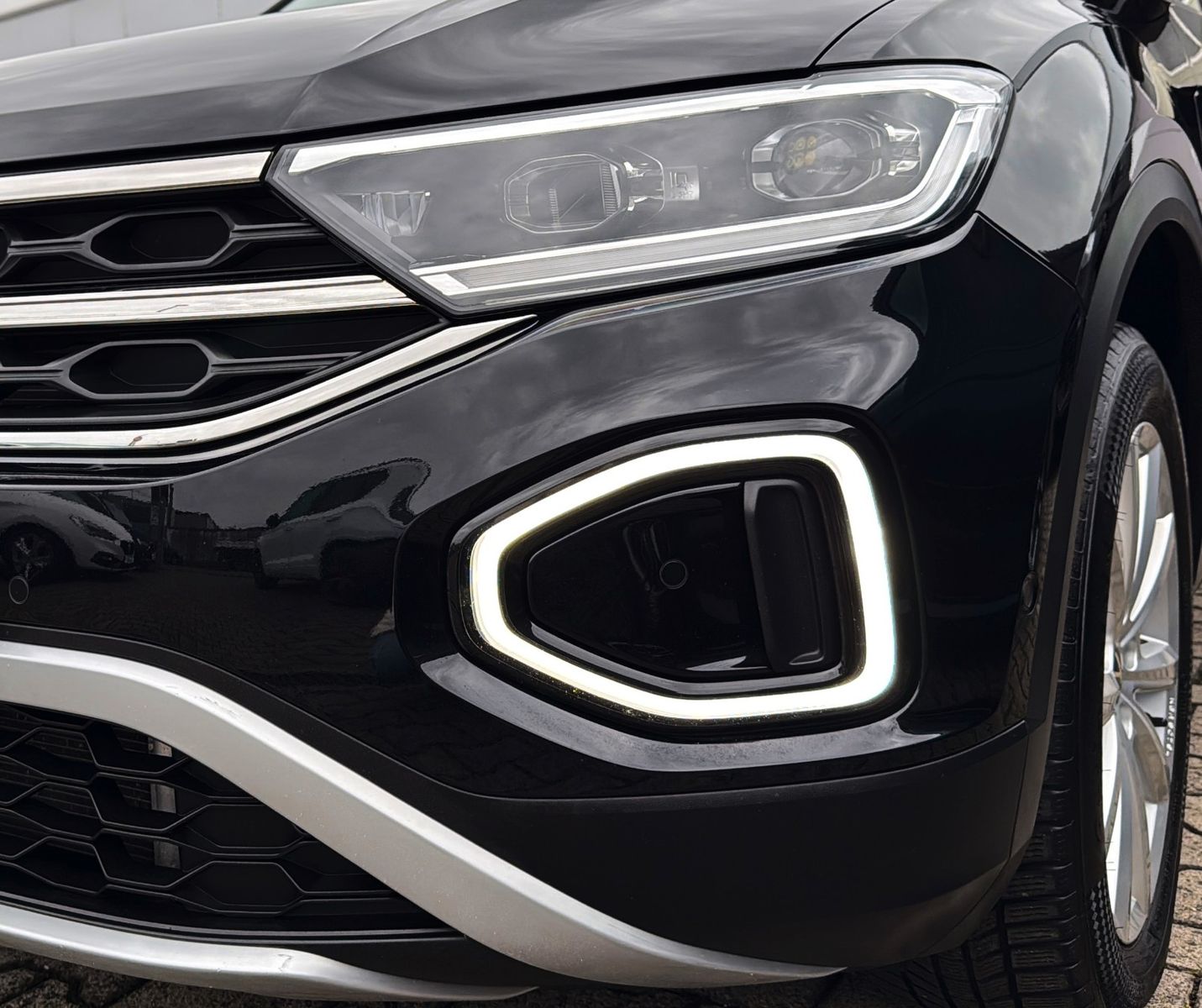 Fahrzeugabbildung Volkswagen T-Roc Style 4Motion*Standheizung*Drive*IQ LED* - mit KI generiert/bearbeitet