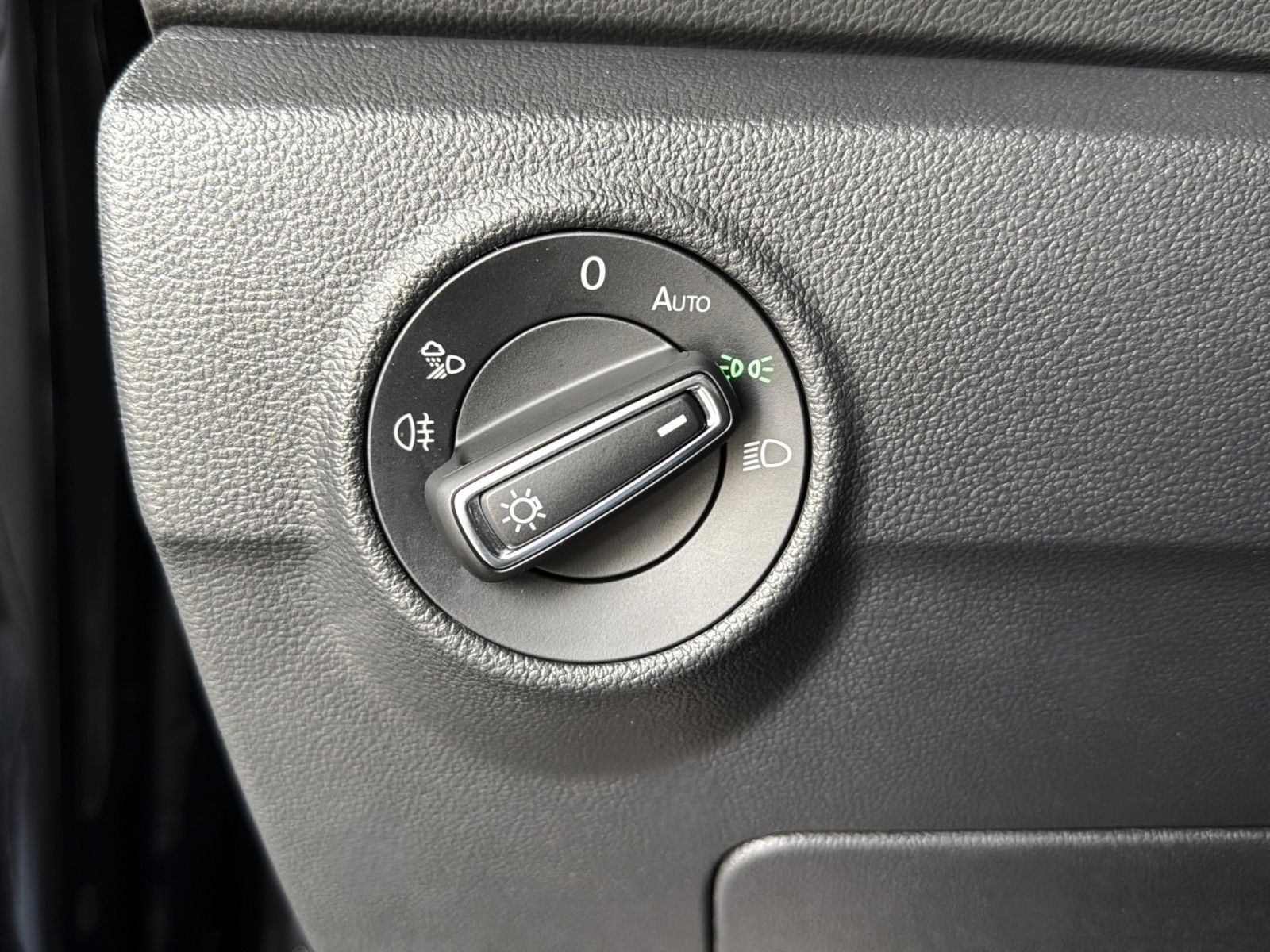 Fahrzeugabbildung Volkswagen T-Roc Style 4Motion*Standheizung*Drive*IQ LED* - mit KI generiert/bearbeitet