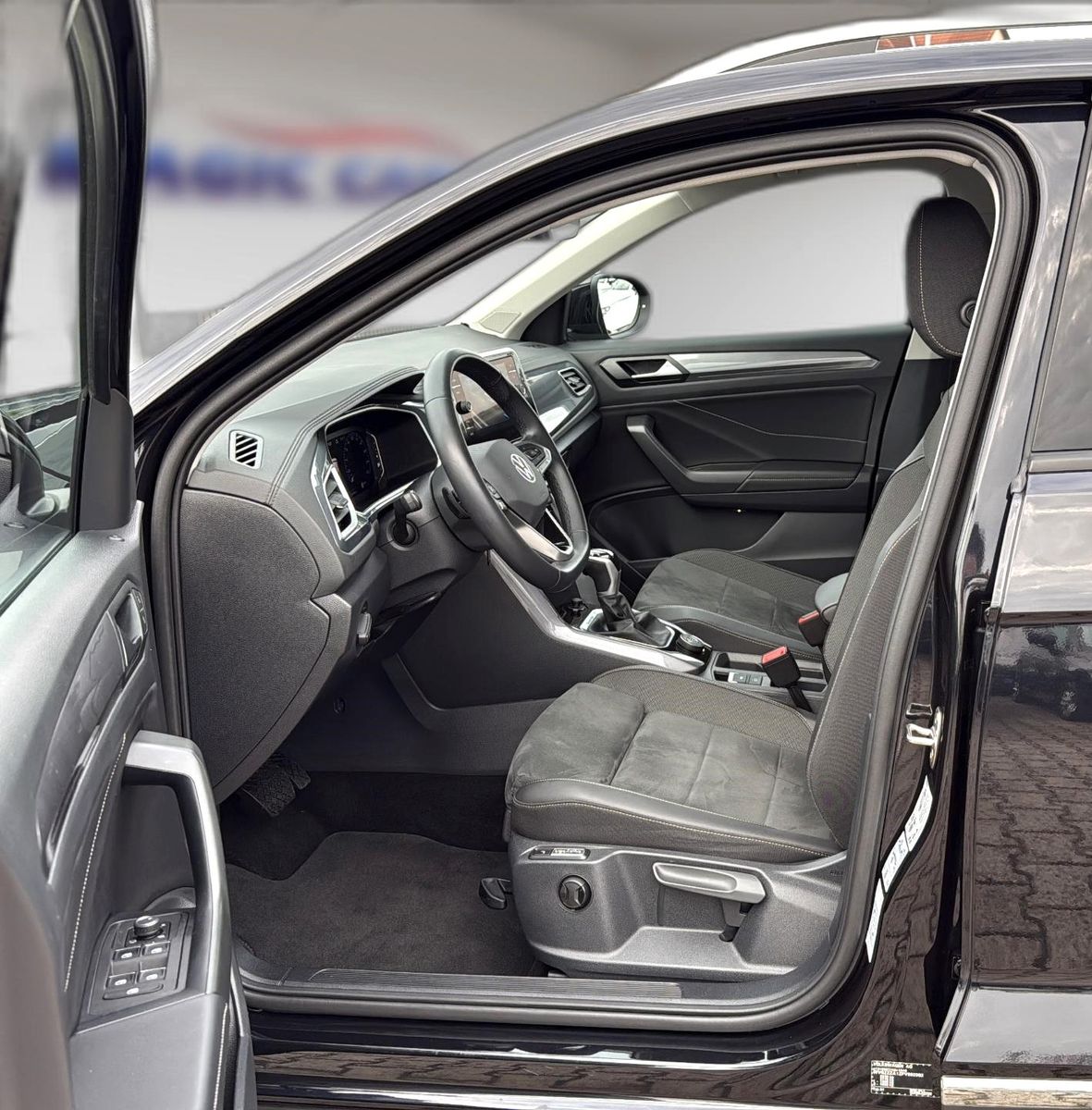 Fahrzeugabbildung Volkswagen T-Roc Style 4Motion*Standheizung*Drive*IQ LED* - mit KI generiert/bearbeitet