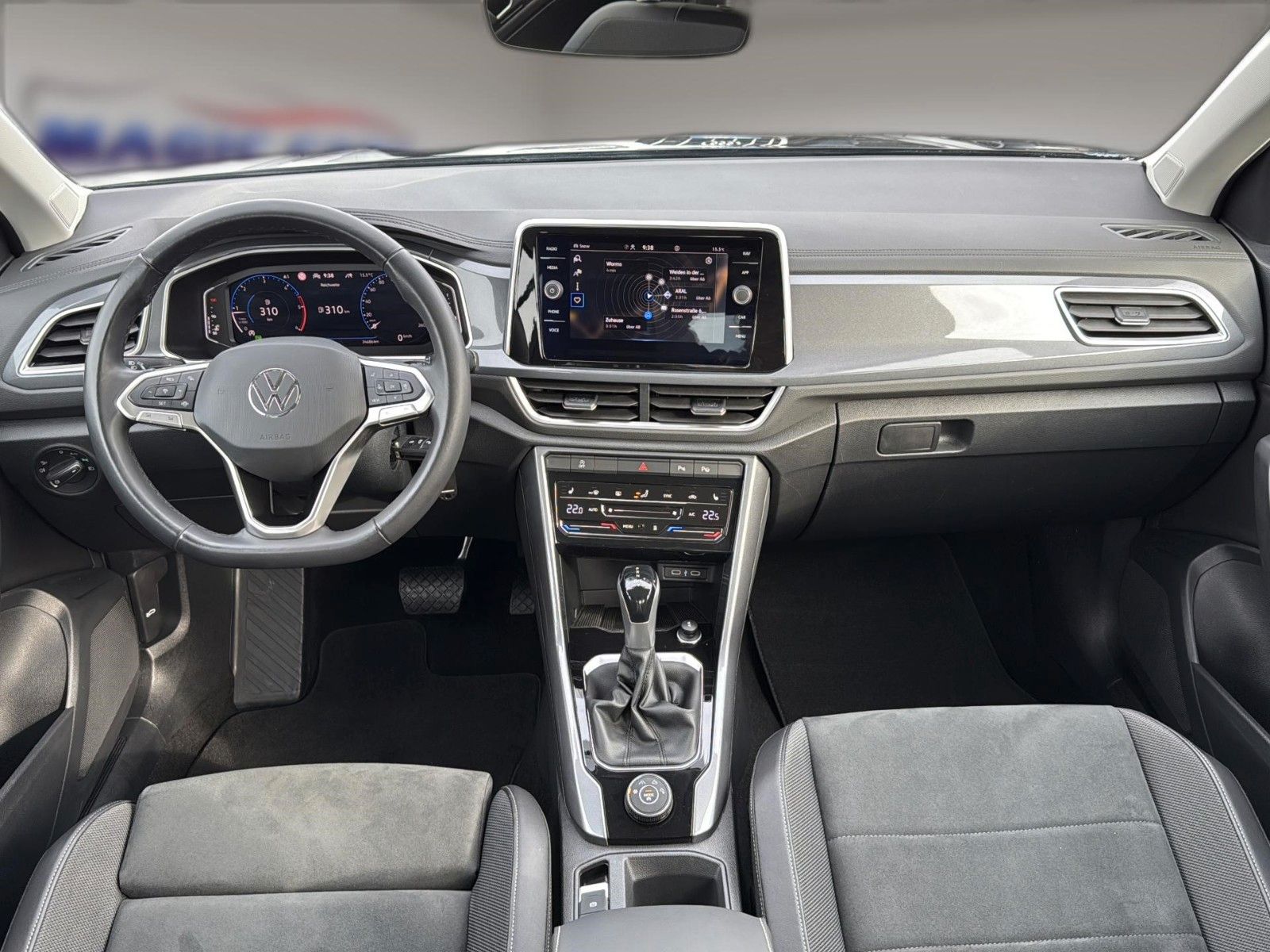 Fahrzeugabbildung Volkswagen T-Roc Style 4Motion*Standheizung*Drive*IQ LED* - mit KI generiert/bearbeitet