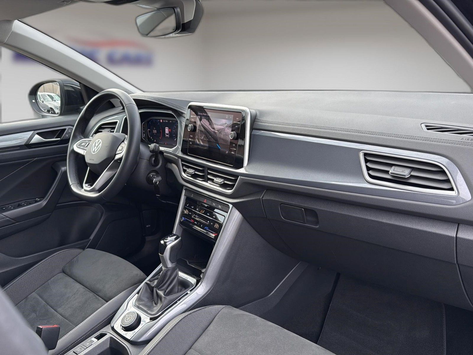 Fahrzeugabbildung Volkswagen T-Roc Style 4Motion*Standheizung*Drive*IQ LED* - mit KI generiert/bearbeitet