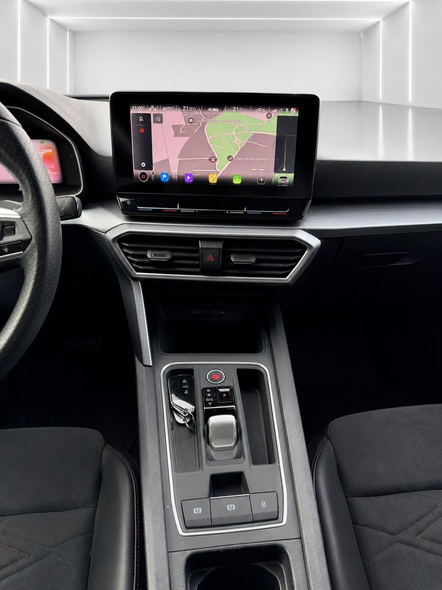 Fahrzeugabbildung SEAT Leon FR 2.0 TDI*Pano-Dach*Beats*DAB*Leder*Memory - mit KI generiert/bearbeitet