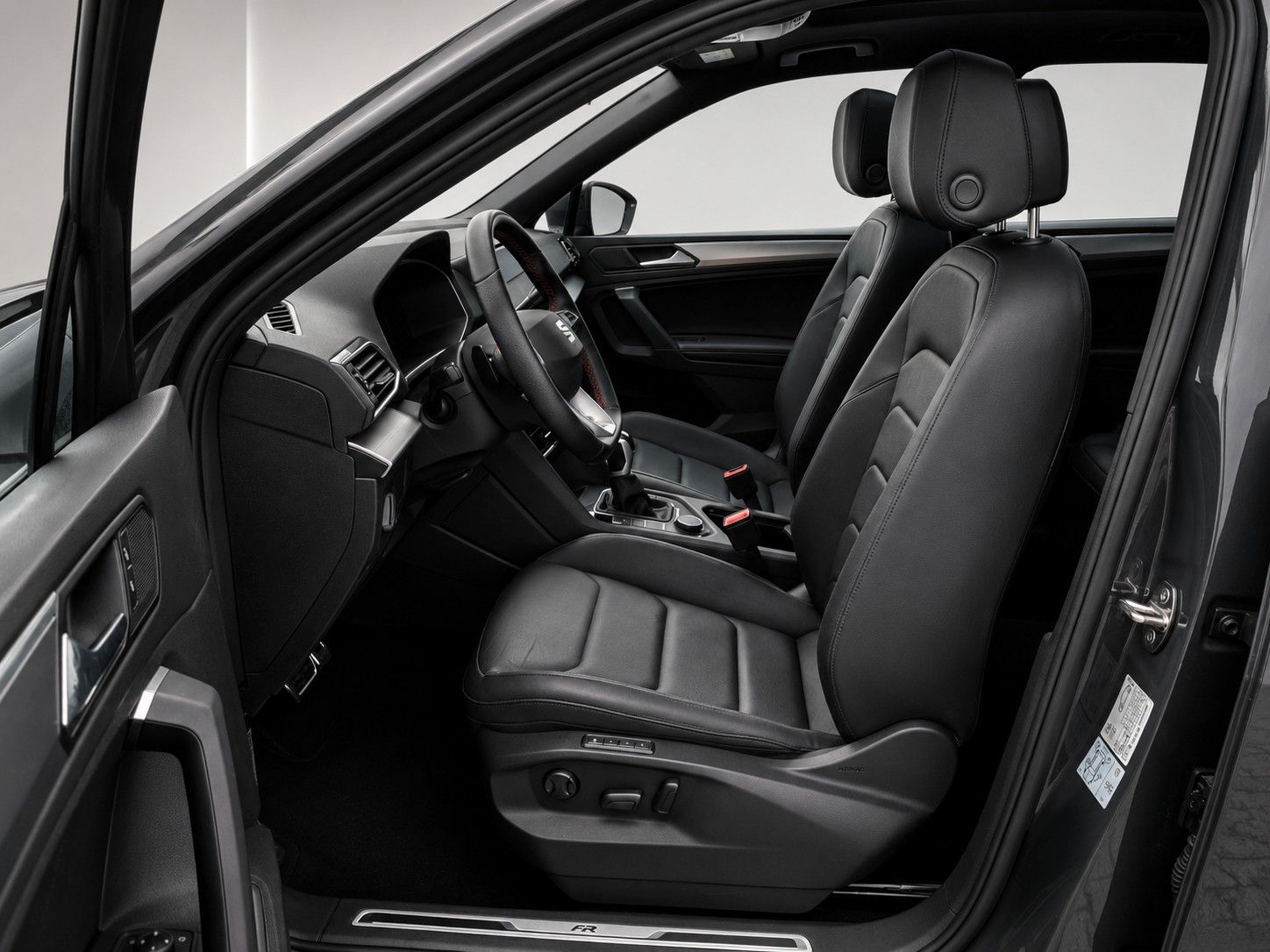 Fahrzeugabbildung SEAT Tarraco FR 4Drive*Pano-Dach*AHK*Leder*Drive*Cam. - mit KI generiert/bearbeitet