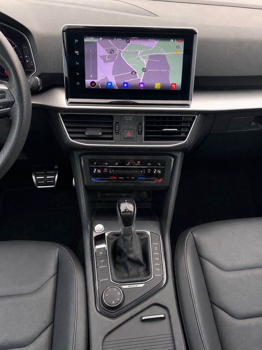 Fahrzeugabbildung SEAT Tarraco FR 4Drive*Pano-Dach*AHK*Leder*Drive*Cam. - mit KI generiert/bearbeitet