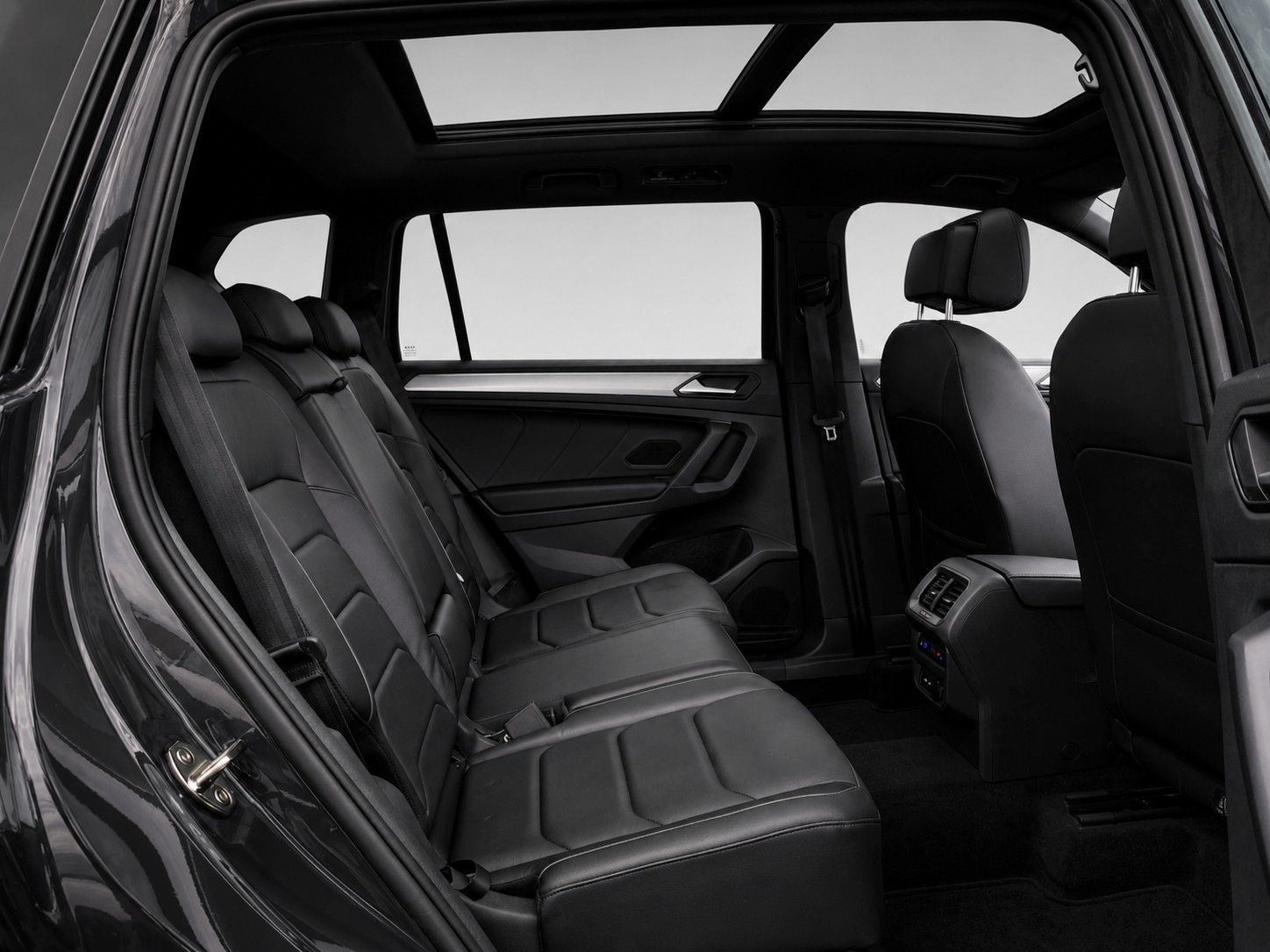 Fahrzeugabbildung SEAT Tarraco FR 4Drive*Pano-Dach*AHK*Leder*Drive*Cam. - mit KI generiert/bearbeitet