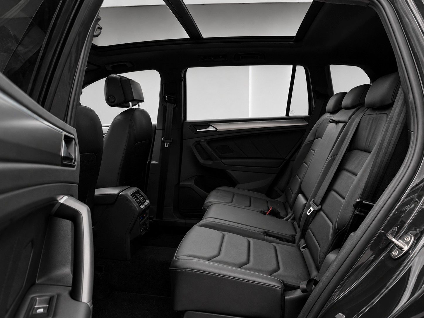 Fahrzeugabbildung SEAT Tarraco FR 4Drive*Pano-Dach*AHK*Leder*Drive*Cam. - mit KI generiert/bearbeitet