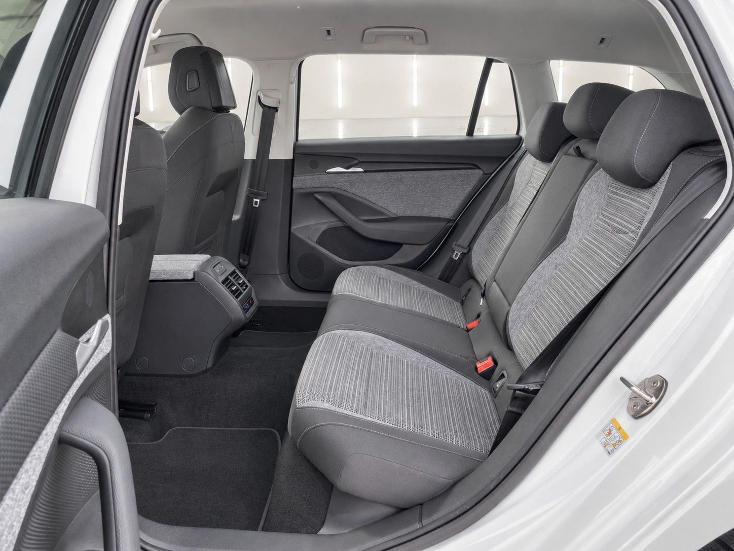 Fahrzeugabbildung SKODA Superb Combi 2.0 TDI Selection *LED*Massage* - mit KI generiert/bearbeitet