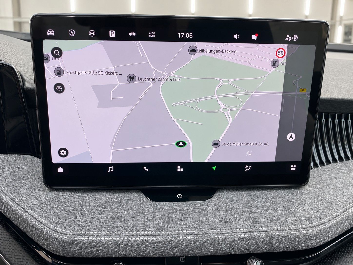 Fahrzeugabbildung SKODA Superb Combi 2.0 TDI Selection *LED*Massage* - mit KI generiert/bearbeitet