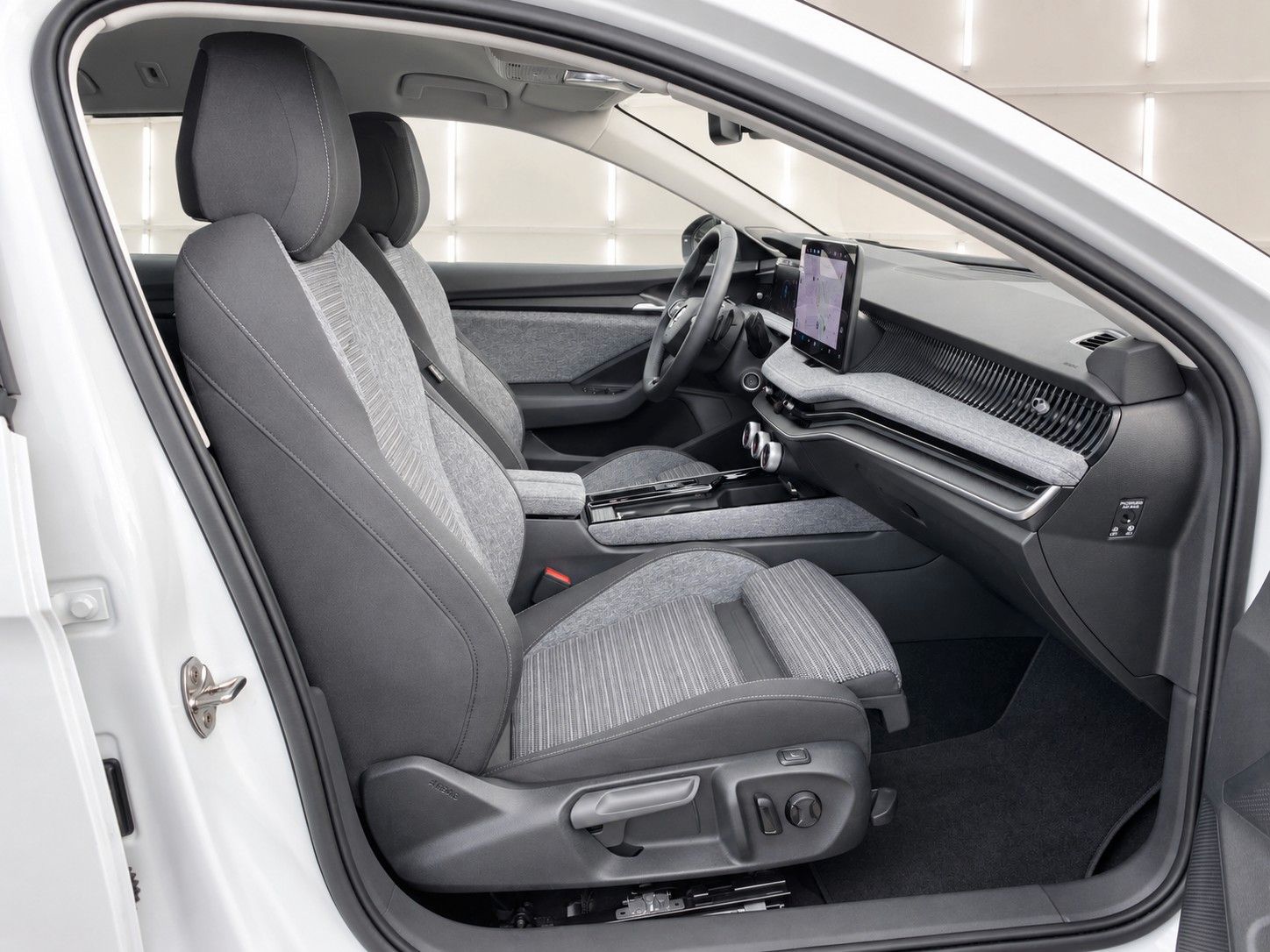 Fahrzeugabbildung SKODA Superb Combi 2.0 TDI Selection *LED*Massage* - mit KI generiert/bearbeitet