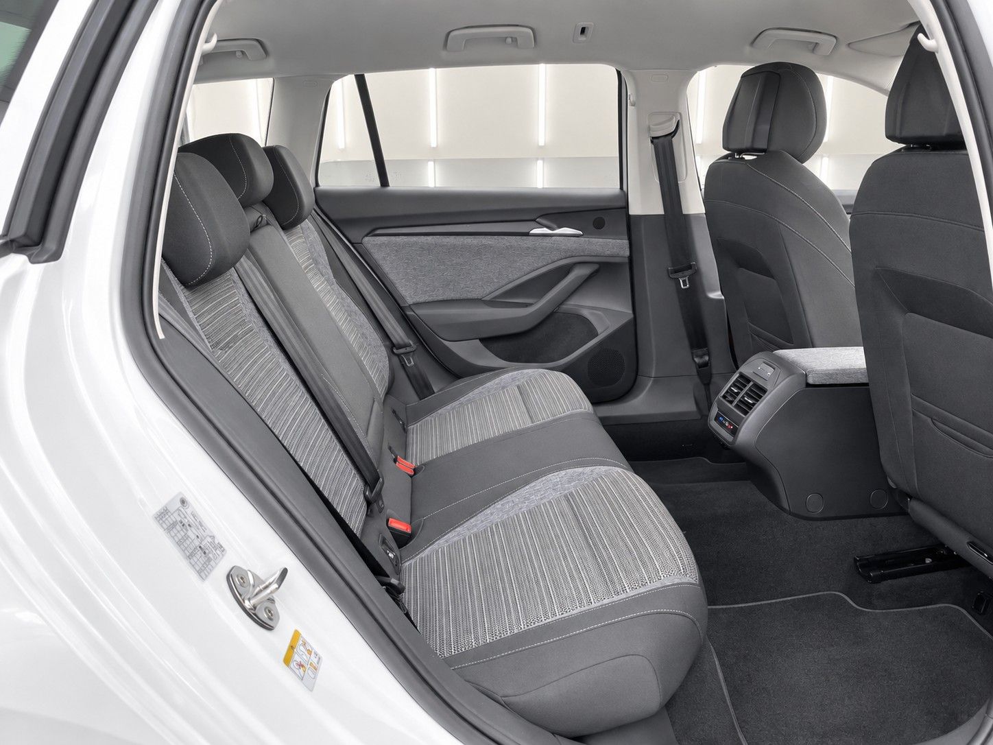 Fahrzeugabbildung SKODA Superb Combi 2.0 TDI Selection *LED*Massage* - mit KI generiert/bearbeitet