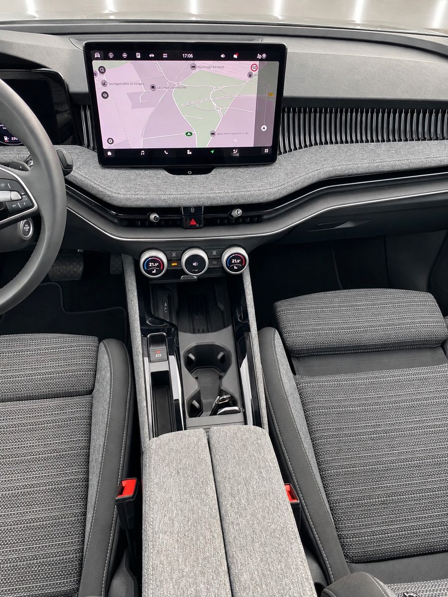 Fahrzeugabbildung SKODA Superb Combi 2.0 TDI Selection *LED*Massage* - mit KI generiert/bearbeitet
