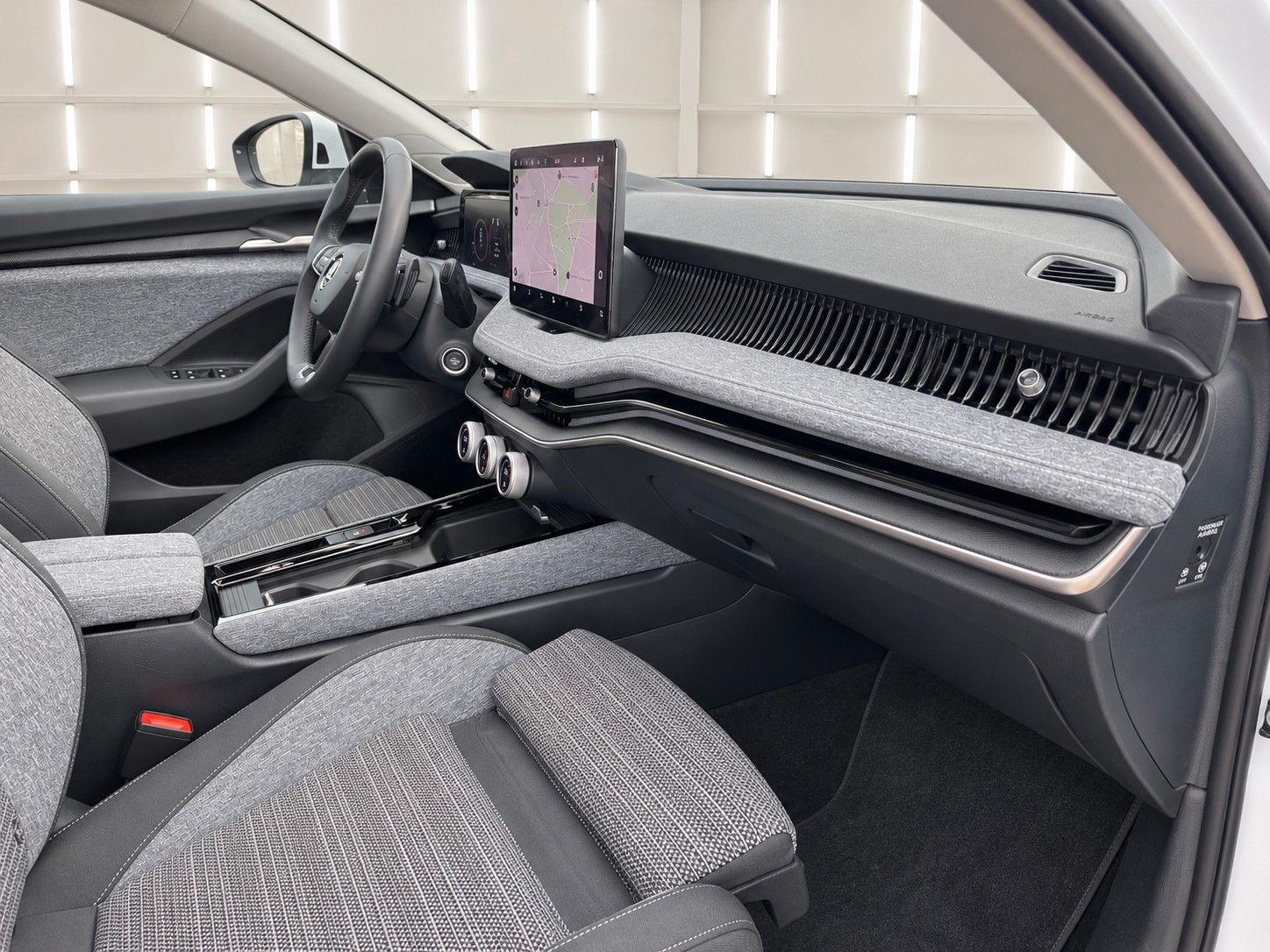 Fahrzeugabbildung SKODA Superb Combi 2.0 TDI Selection *LED*Massage* - mit KI generiert/bearbeitet