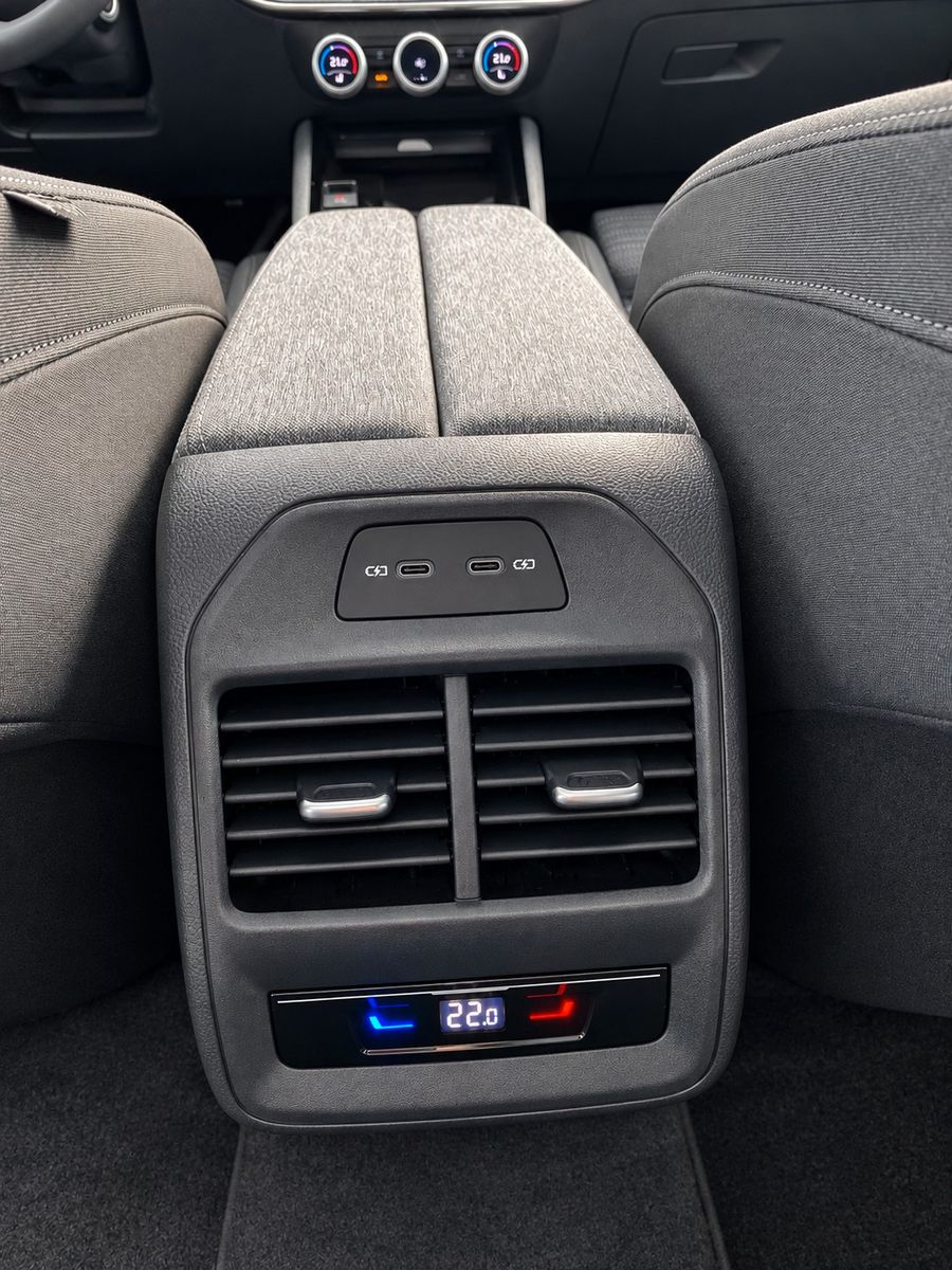 Fahrzeugabbildung SKODA Superb Combi 2.0 TDI Selection *LED*Massage* - mit KI generiert/bearbeitet
