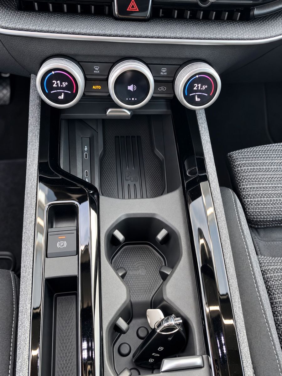 Fahrzeugabbildung SKODA Superb Combi 2.0 TDI Selection *LED*Massage* - mit KI generiert/bearbeitet