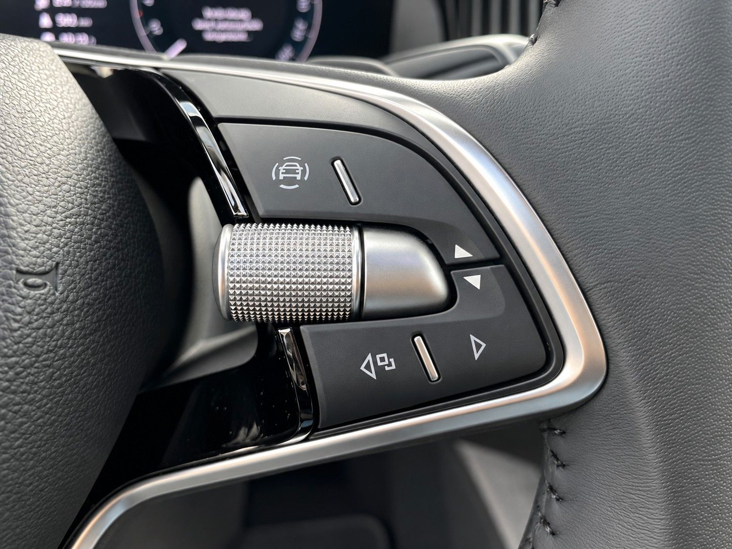 Fahrzeugabbildung SKODA Superb Combi 2.0 TDI Selection *LED*Massage* - mit KI generiert/bearbeitet