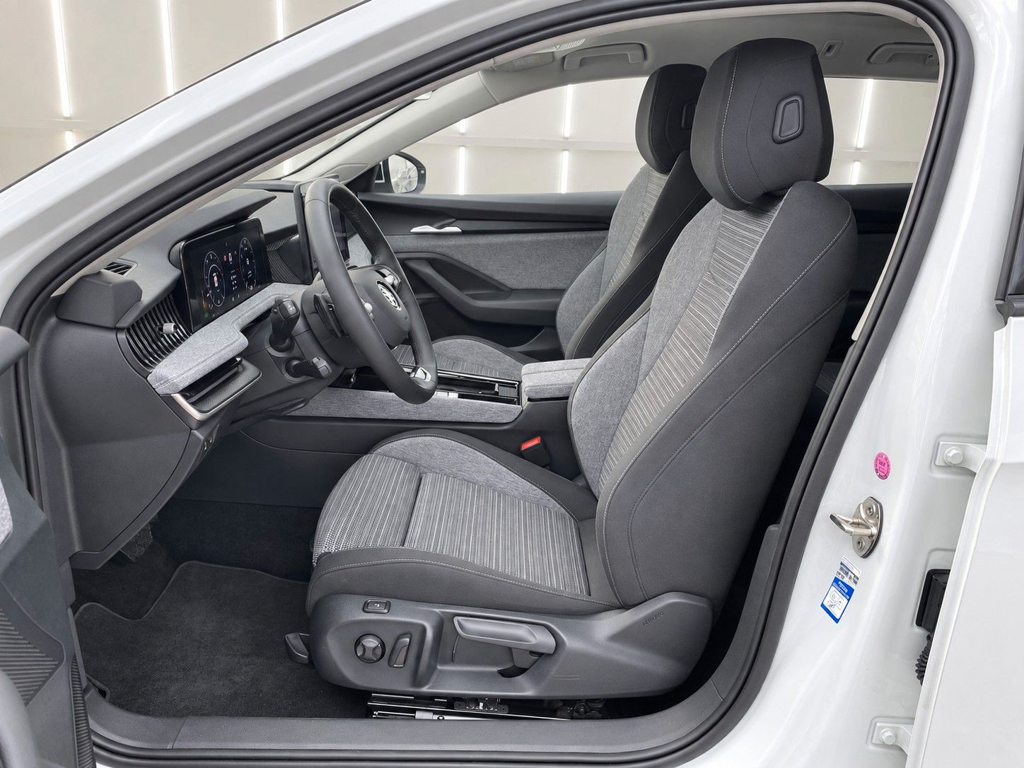Fahrzeugabbildung SKODA Superb Combi 2.0 TDI Selection *LED*Massage* - mit KI generiert/bearbeitet