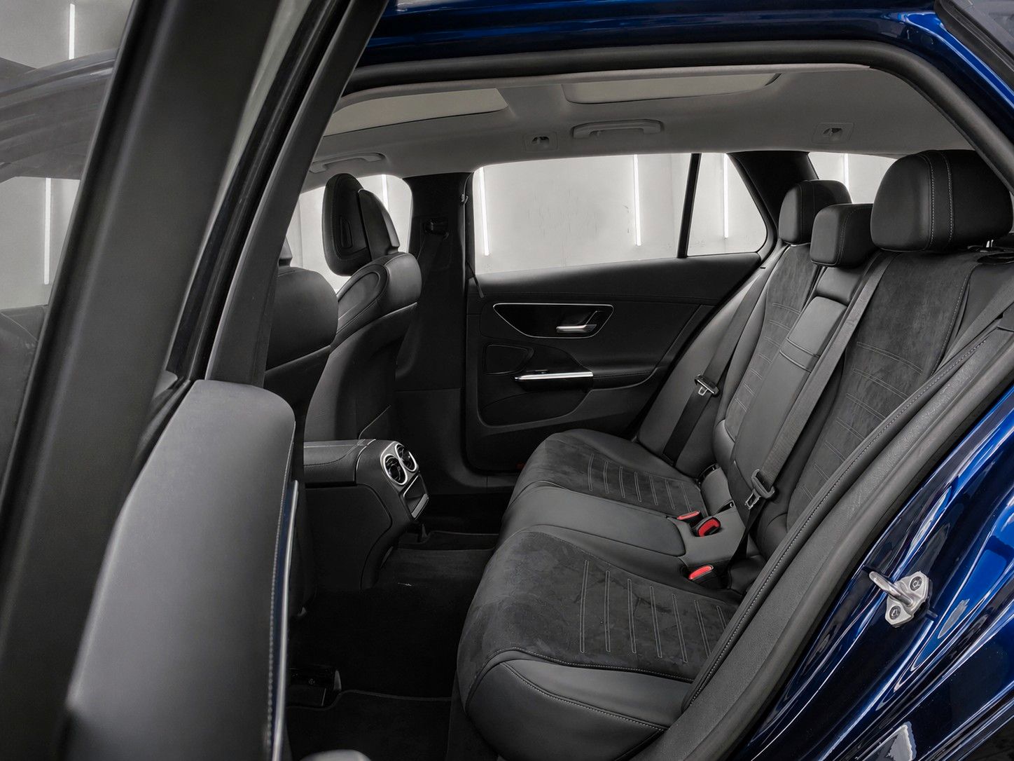 Fahrzeugabbildung Mercedes-Benz C 220 d T 9G-TRONIC AMG Line *LED*Pano*19Zoll* - mit KI generiert/bearbeitet