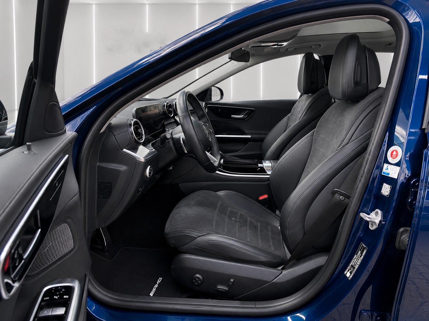 Fahrzeugabbildung Mercedes-Benz C 220 d T 9G-TRONIC AMG Line *LED*Pano*19Zoll* - mit KI generiert/bearbeitet