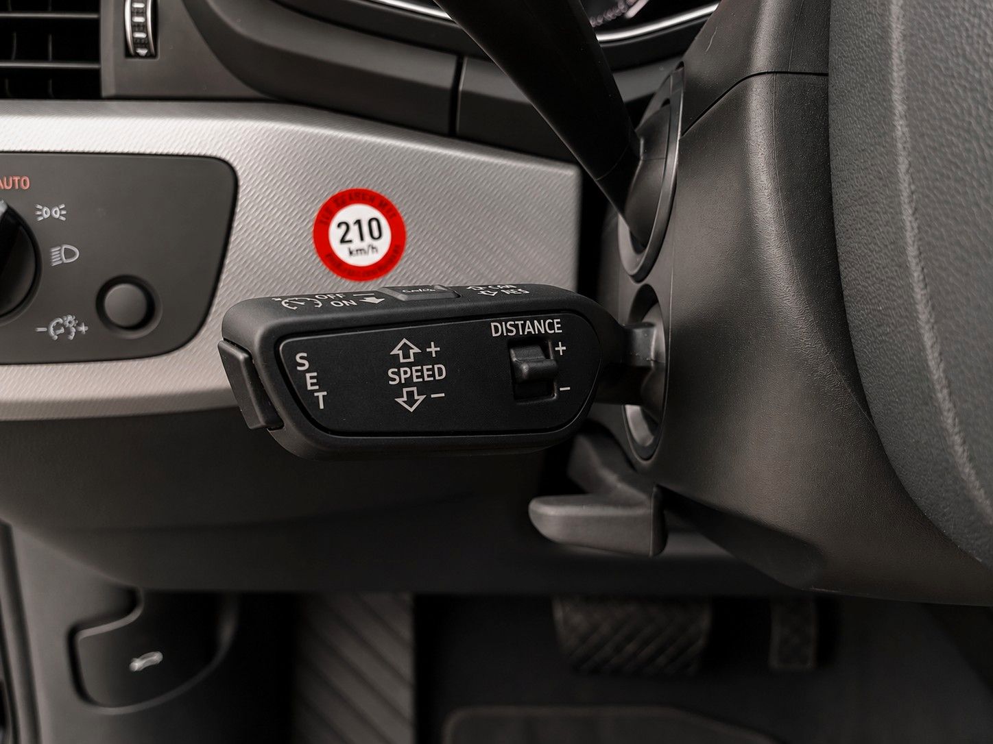 Fahrzeugabbildung Audi A4 Avant 40 TFSI advanced *Pano*Matrix*Virtual* - mit KI generiert/bearbeitet