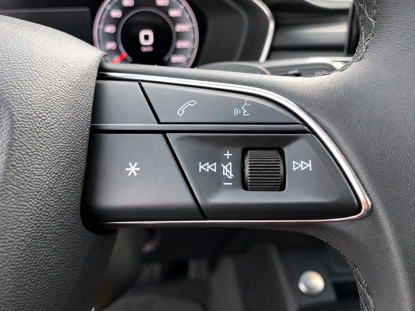Fahrzeugabbildung Audi A4 Avant 40 TFSI advanced *Pano*Matrix*Virtual* - mit KI generiert/bearbeitet