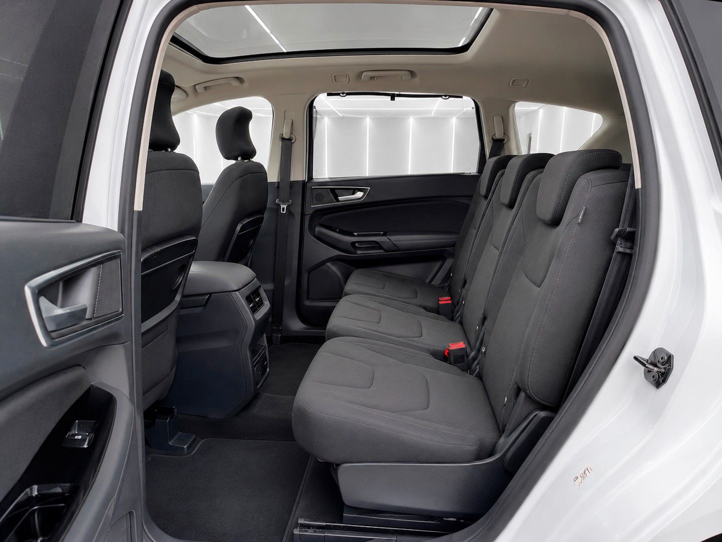 Fahrzeugabbildung Ford S-Max 2.0 EcoBlue Aut. TITANIUM *Pano*Ambiente* - mit KI generiert/bearbeitet